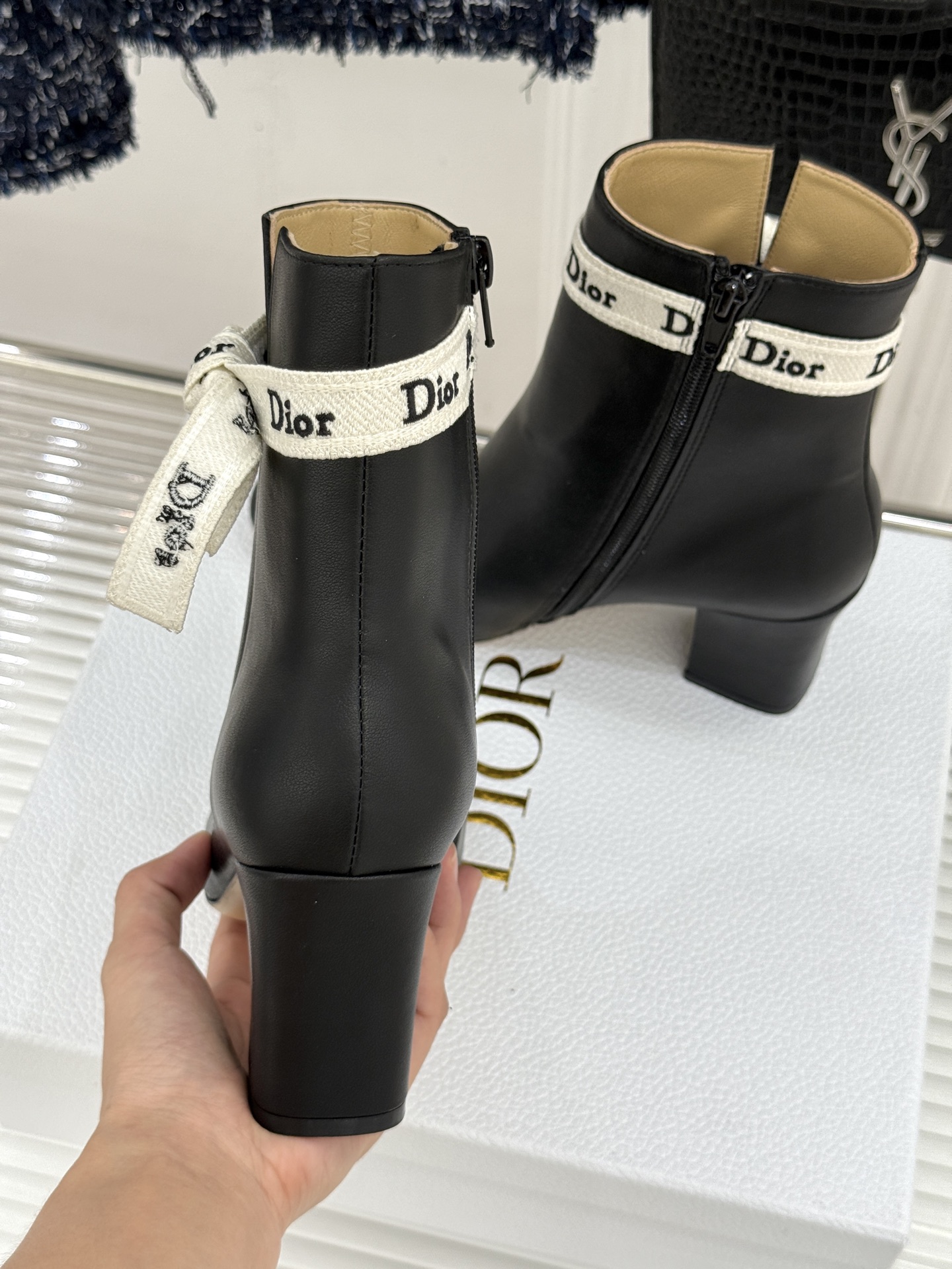 Dior/迪奥26WF新品 J'Adior 字母织带蝴蝶结粗跟短靴 字母织带缀柔美的蝴蝶结 细腻羊皮革质感温润 侧拉链设