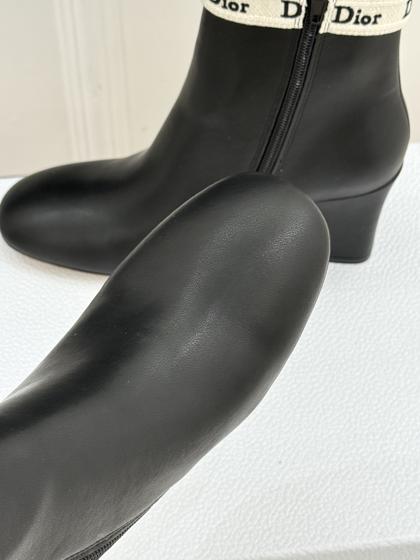 Dior/迪奥26WF新品 J'Adior 字母织带蝴蝶结粗跟短靴 字母织带缀柔美的蝴蝶结 细腻羊皮革质感温润 侧拉链设