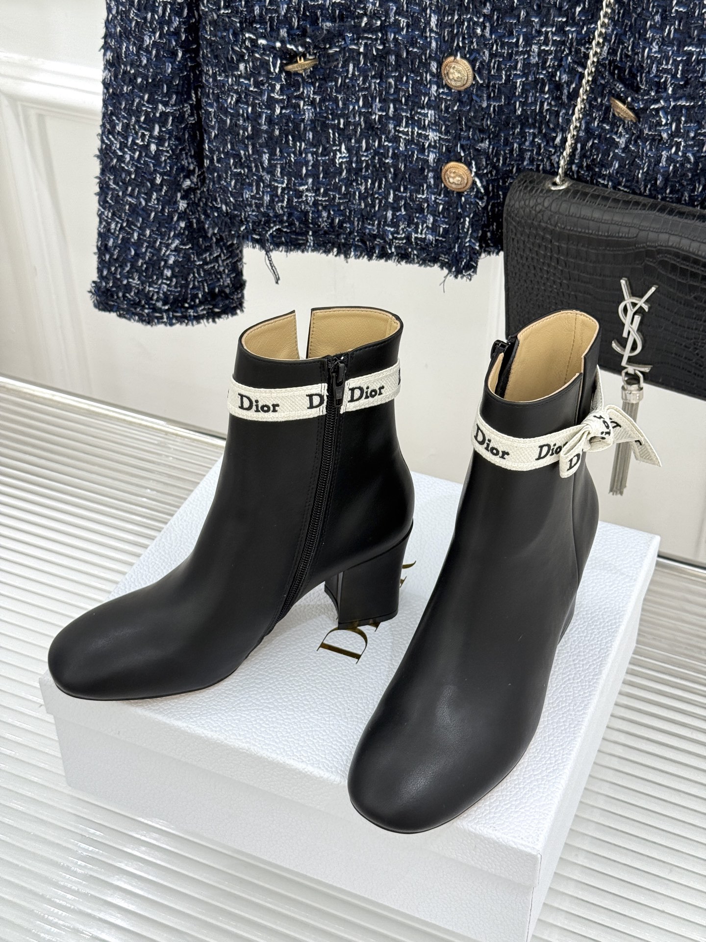 Dior/迪奥26WF新品 J'Adior 字母织带蝴蝶结粗跟短靴 字母织带缀柔美的蝴蝶结 细腻羊皮革质感温润 侧拉链设