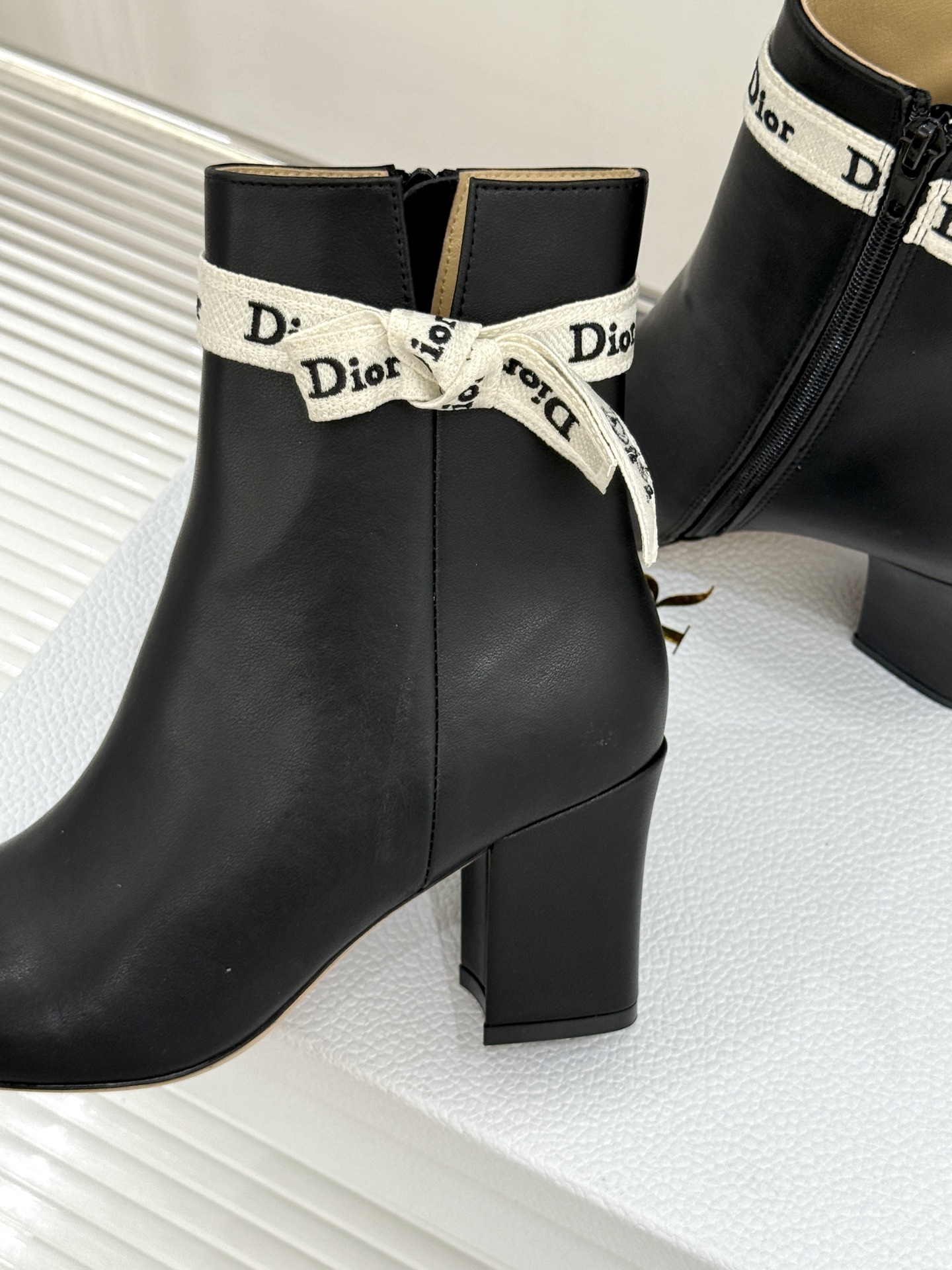 Dior/迪奥26WF新品 J'Adior 字母织带蝴蝶结粗跟短靴 字母织带缀柔美的蝴蝶结 细腻羊皮革质感温润 侧拉链设