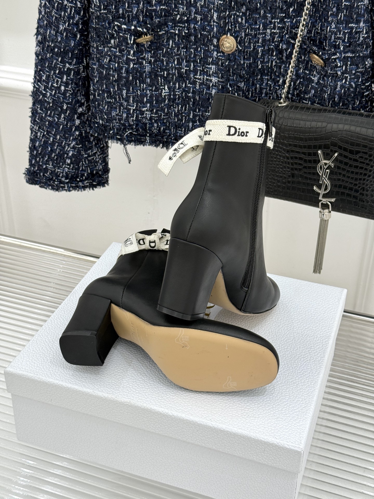 Dior/迪奥26WF新品 J'Adior 字母织带蝴蝶结粗跟短靴 字母织带缀柔美的蝴蝶结 细腻羊皮革质感温润 侧拉链设