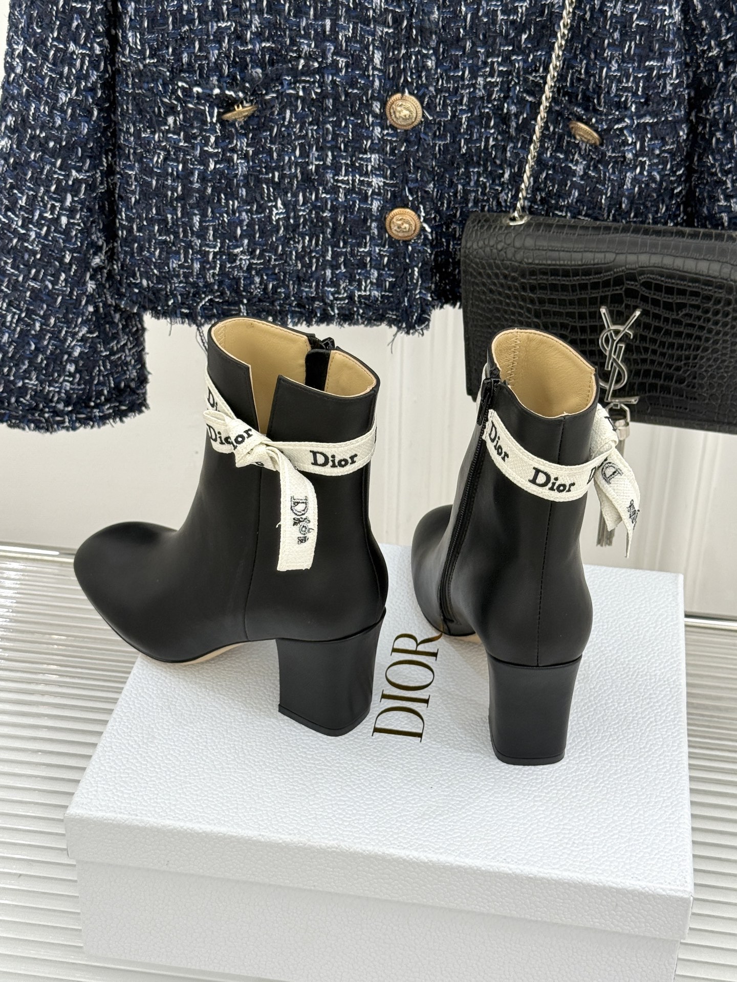 Dior/迪奥26WF新品 J'Adior 字母织带蝴蝶结粗跟短靴 字母织带缀柔美的蝴蝶结 细腻羊皮革质感温润 侧拉链设
