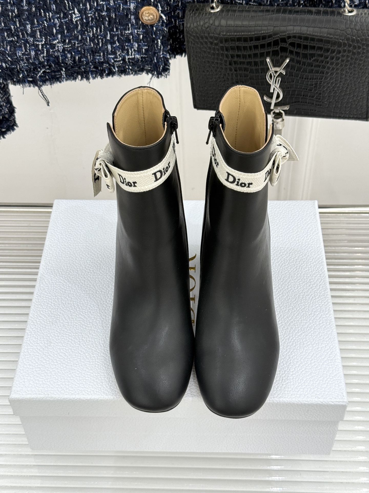 Dior/迪奥26WF新品 J'Adior 字母织带蝴蝶结粗跟短靴 字母织带缀柔美的蝴蝶结 细腻羊皮革质感温润 侧拉链设