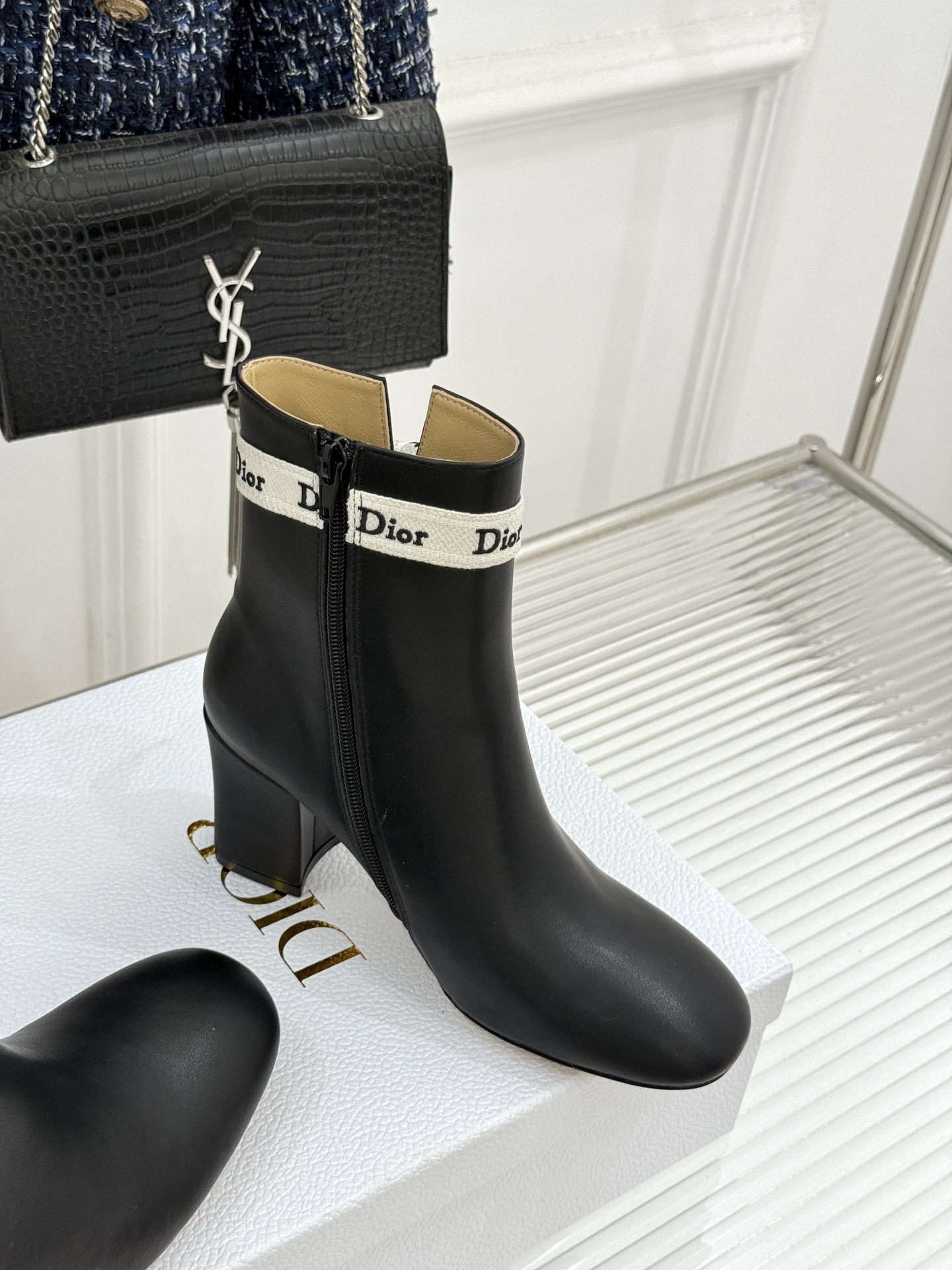 Dior/迪奥26WF新品 J'Adior 字母织带蝴蝶结粗跟短靴 字母织带缀柔美的蝴蝶结 细腻羊皮革质感温润 侧拉链设