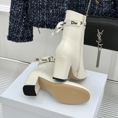 Dior/迪奥26WF新品 J'Adior 字母织带蝴蝶结粗跟短靴 字母织带缀柔美的蝴蝶结 细腻羊皮革质感温润 侧拉链设 Dior/迪奥26WF新品 J'Adior 字母织带蝴蝶结粗跟短靴 字母织带缀柔美的蝴蝶结 细腻羊皮革质感温润 侧拉链设