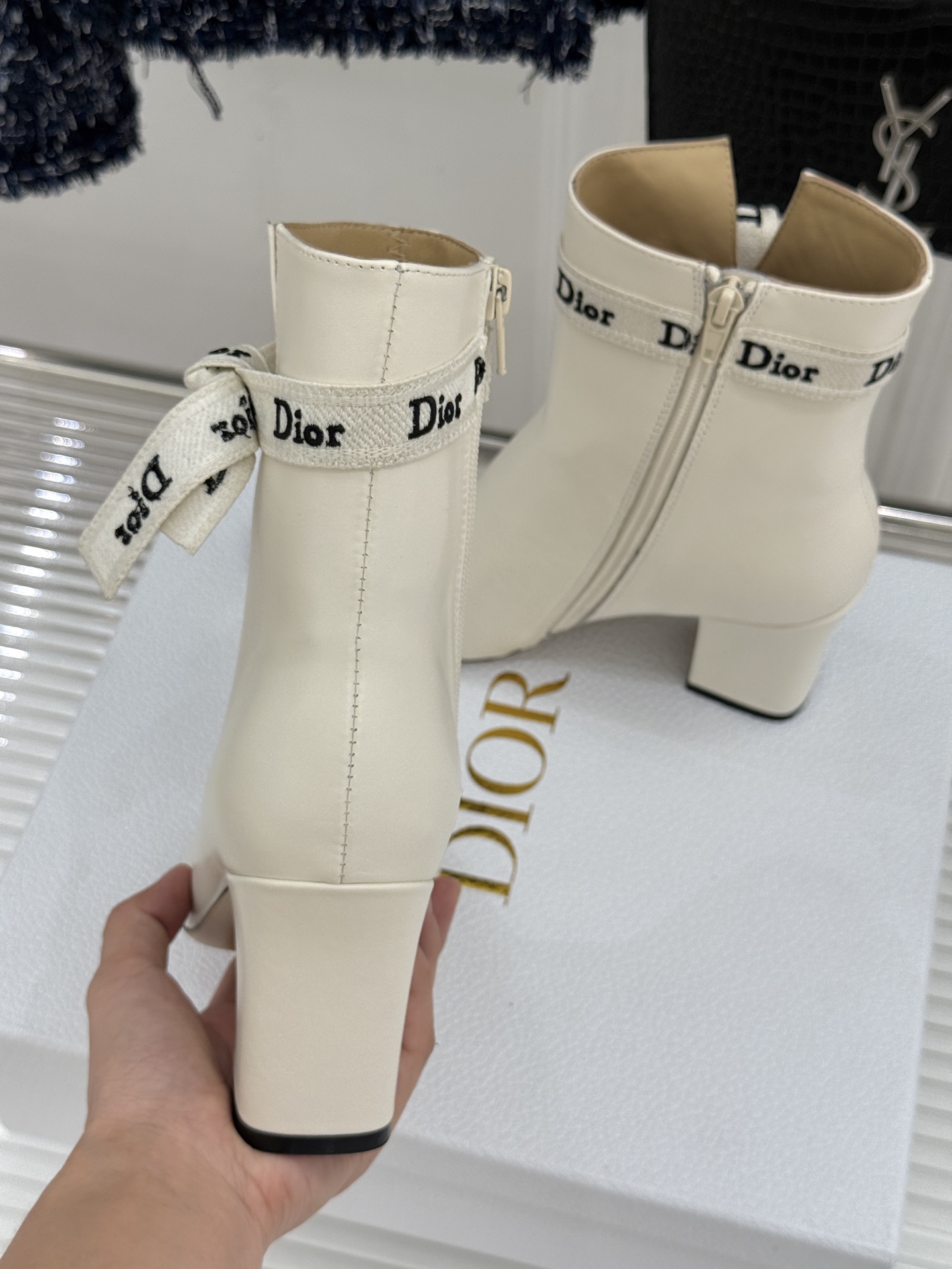Dior/迪奥26WF新品 J'Adior 字母织带蝴蝶结粗跟短靴 字母织带缀柔美的蝴蝶结 细腻羊皮革质感温润 侧拉链设 Dior/迪奥26WF新品 J'Adior 字母织带蝴蝶结粗跟短靴 字母织带缀柔美的蝴蝶结 细腻羊皮革质感温润 侧拉链设
