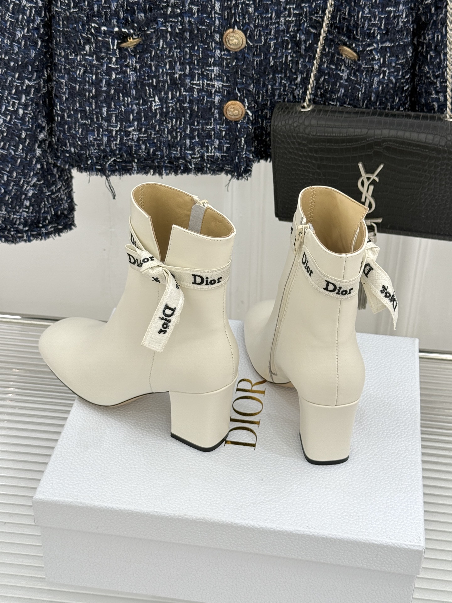 Dior/迪奥26WF新品 J'Adior 字母织带蝴蝶结粗跟短靴 字母织带缀柔美的蝴蝶结 细腻羊皮革质感温润 侧拉链设 Dior/迪奥26WF新品 J'Adior 字母织带蝴蝶结粗跟短靴 字母织带缀柔美的蝴蝶结 细腻羊皮革质感温润 侧拉链设