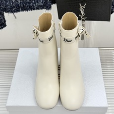 Dior/迪奥26WF新品 J'Adior 字母织带蝴蝶结粗跟短靴 字母织带缀柔美的蝴蝶结 细腻羊皮革质感温润 侧拉链设 Dior/迪奥26WF新品 J'Adior 字母织带蝴蝶结粗跟短靴 字母织带缀柔美的蝴蝶结 细腻羊皮革质感温润 侧拉链设