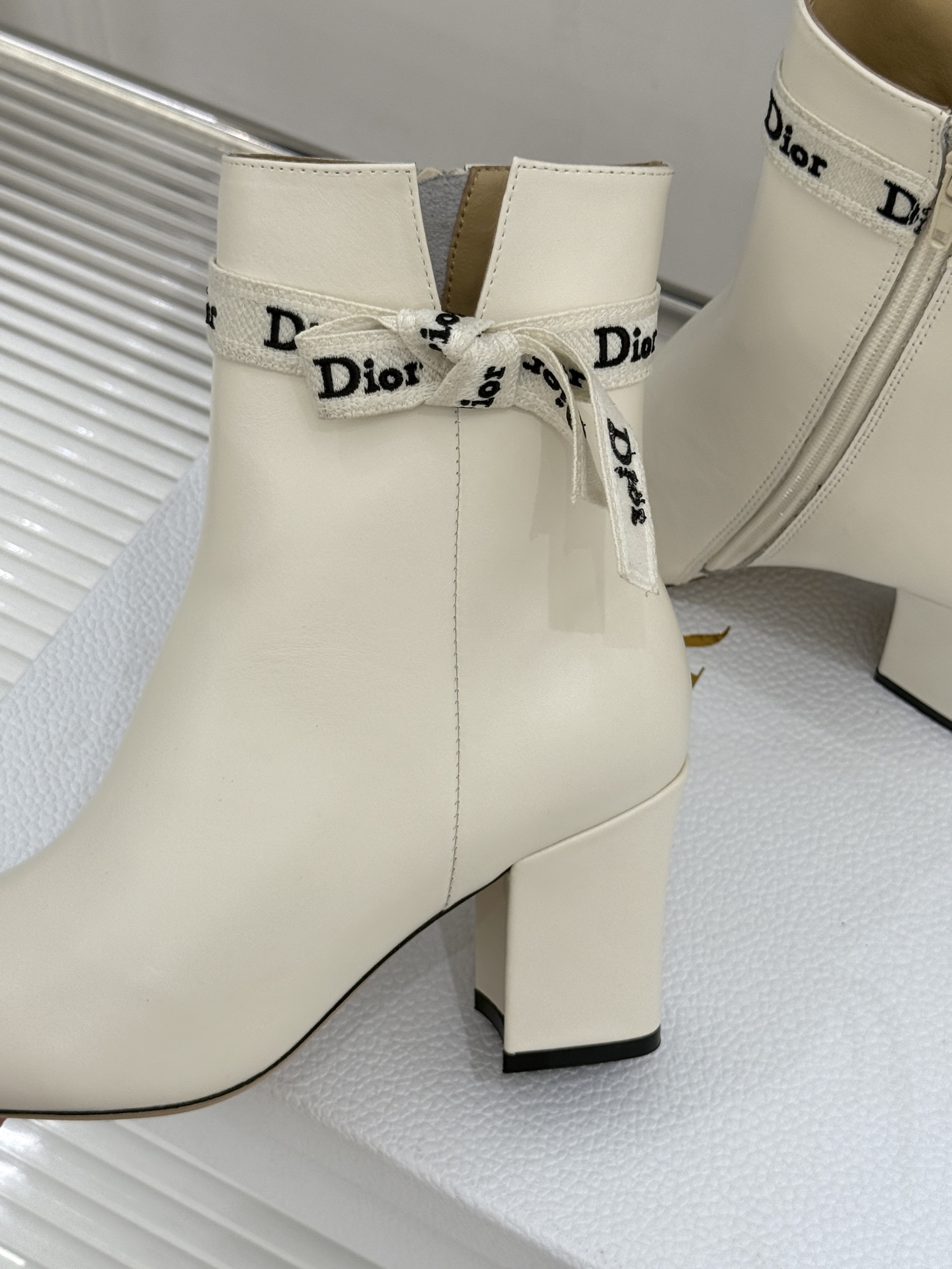 Dior/迪奥26WF新品 J'Adior 字母织带蝴蝶结粗跟短靴 字母织带缀柔美的蝴蝶结 细腻羊皮革质感温润 侧拉链设 Dior/迪奥26WF新品 J'Adior 字母织带蝴蝶结粗跟短靴 字母织带缀柔美的蝴蝶结 细腻羊皮革质感温润 侧拉链设