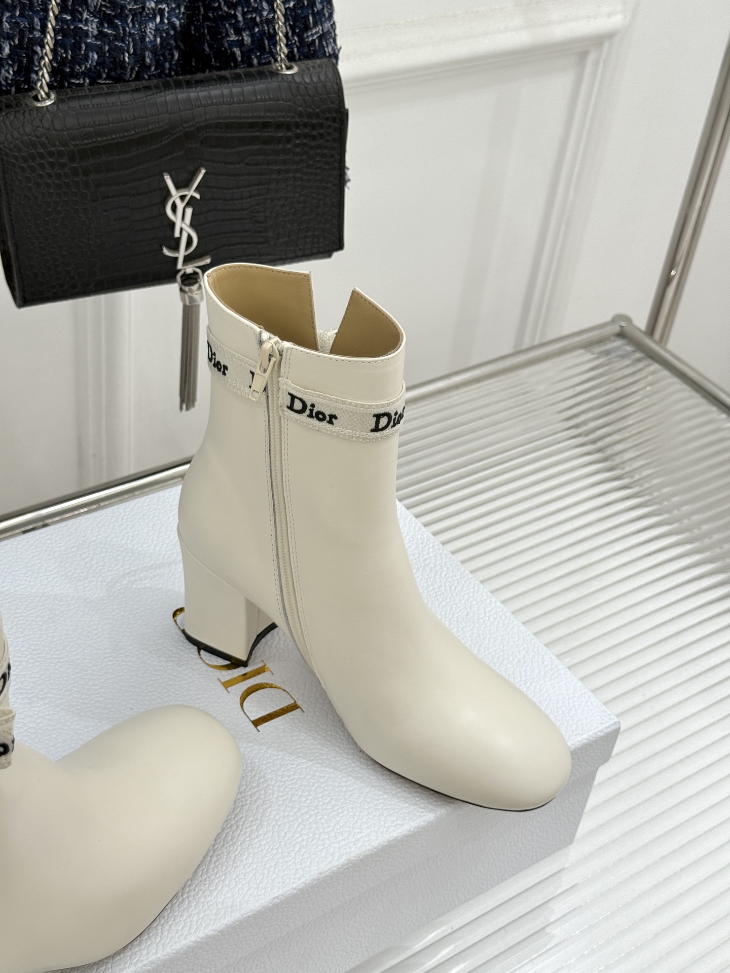 Dior/迪奥26WF新品 J'Adior 字母织带蝴蝶结粗跟短靴 字母织带缀柔美的蝴蝶结 细腻羊皮革质感温润 侧拉链设 Dior/迪奥26WF新品 J'Adior 字母织带蝴蝶结粗跟短靴 字母织带缀柔美的蝴蝶结 细腻羊皮革质感温润 侧拉链设