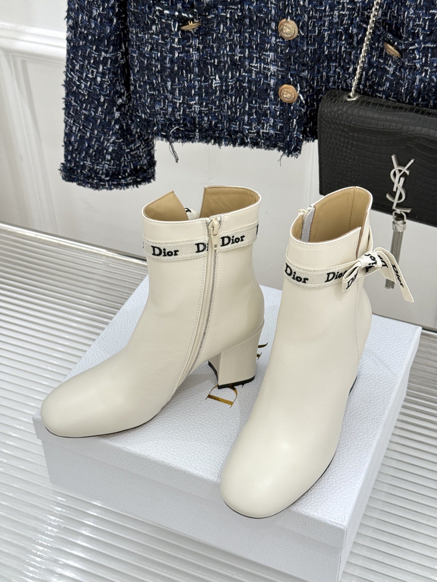 Dior/迪奥26WF新品 J'Adior 字母织带蝴蝶结粗跟短靴 字母织带缀柔美的蝴蝶结 细腻羊皮革质感温润 侧拉链设 Dior/迪奥26WF新品 J'Adior 字母织带蝴蝶结粗跟短靴 字母织带缀柔美的蝴蝶结 细腻羊皮革质感温润 侧拉链设