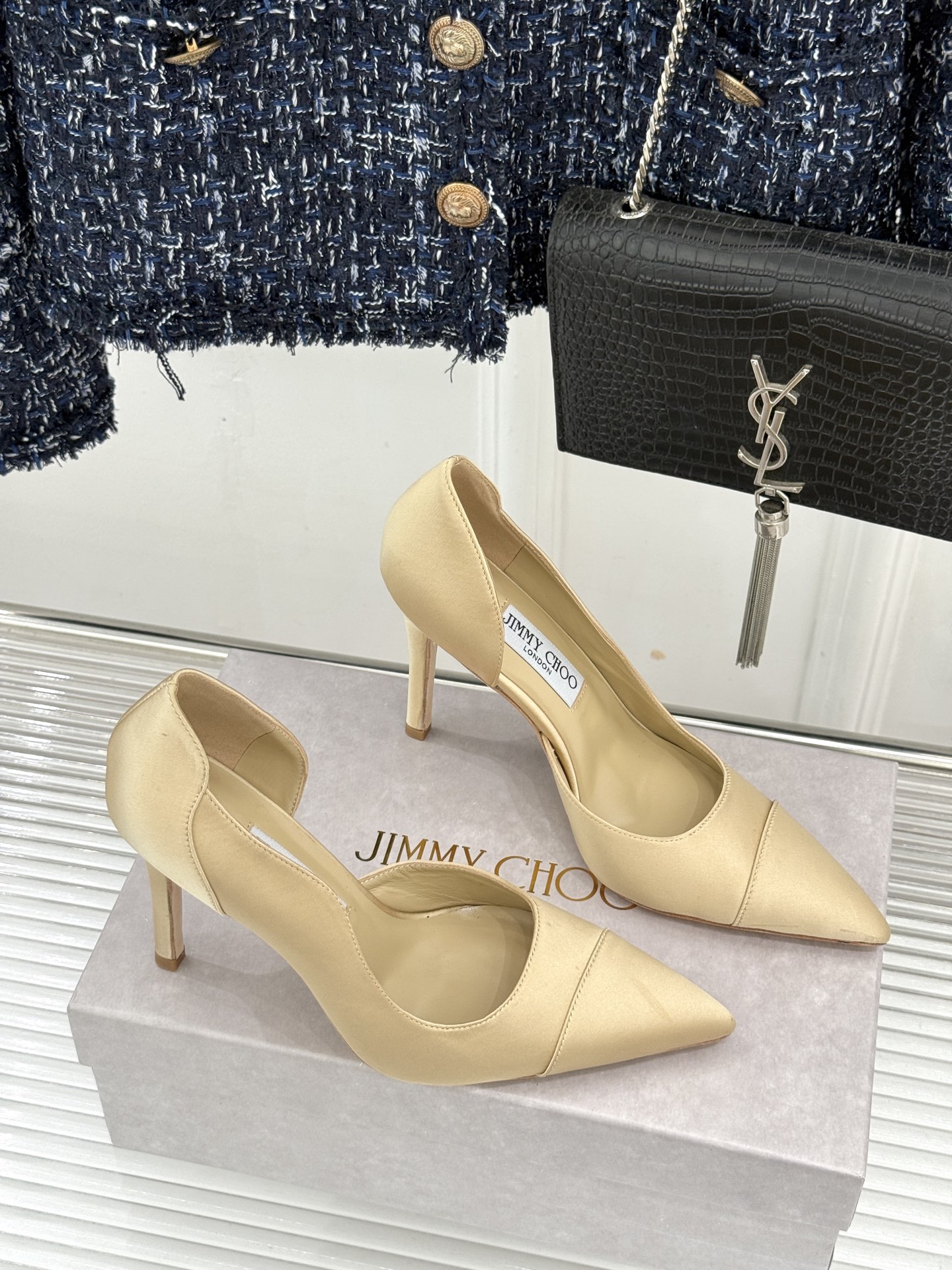 Jimmy Choo/吉米周26WF新品 真丝尖头侧空细跟高跟鞋 真丝缎面泛着柔润微光 尖头剪裁利落显腿长 侧空露肤衬得