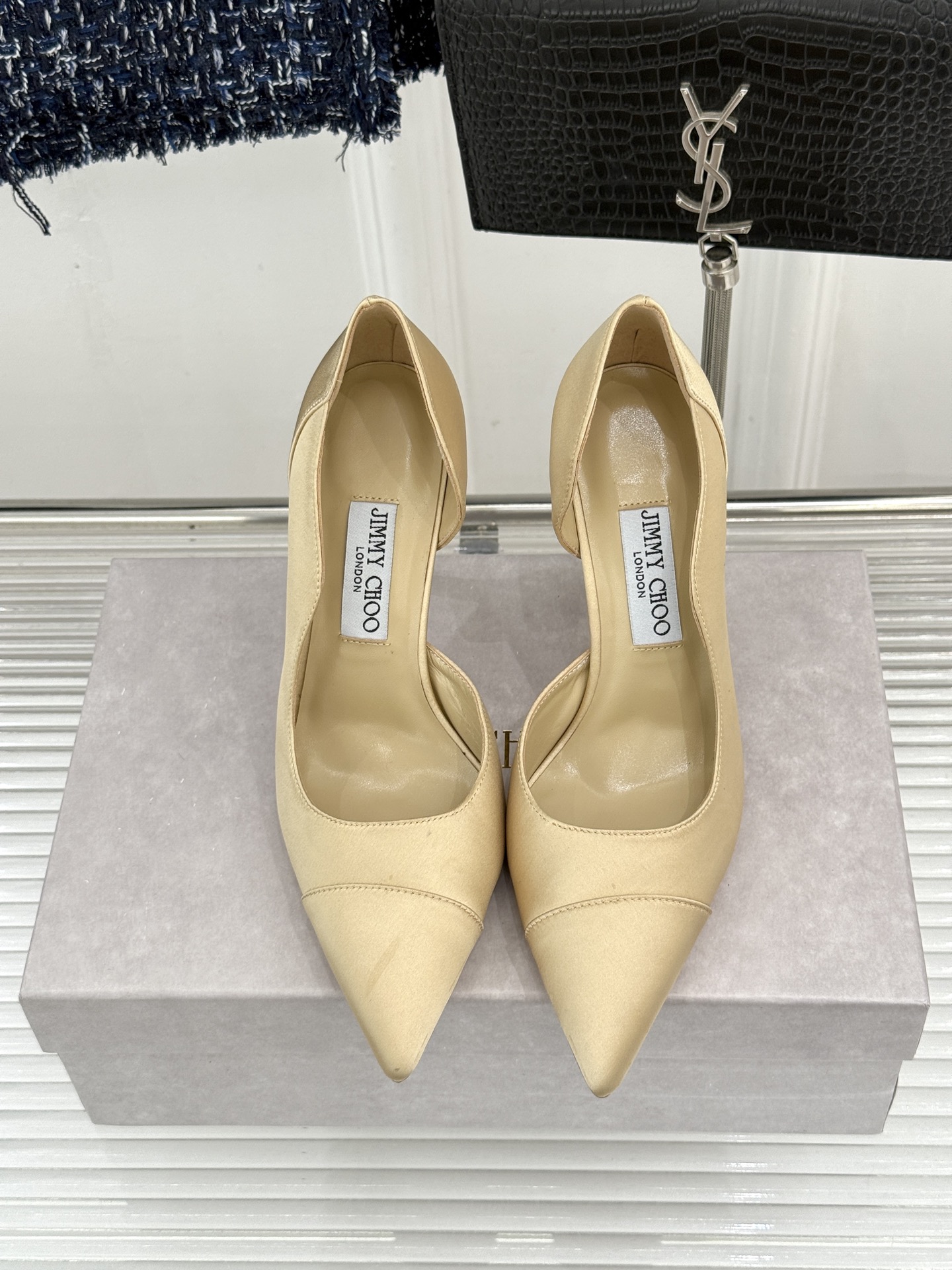 Jimmy Choo/吉米周26WF新品 真丝尖头侧空细跟高跟鞋 真丝缎面泛着柔润微光 尖头剪裁利落显腿长 侧空露肤衬得