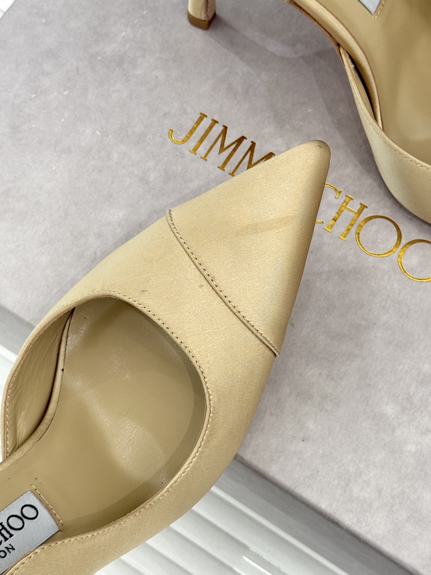 Jimmy Choo/吉米周26WF新品 真丝尖头侧空细跟高跟鞋 真丝缎面泛着柔润微光 尖头剪裁利落显腿长 侧空露肤衬得
