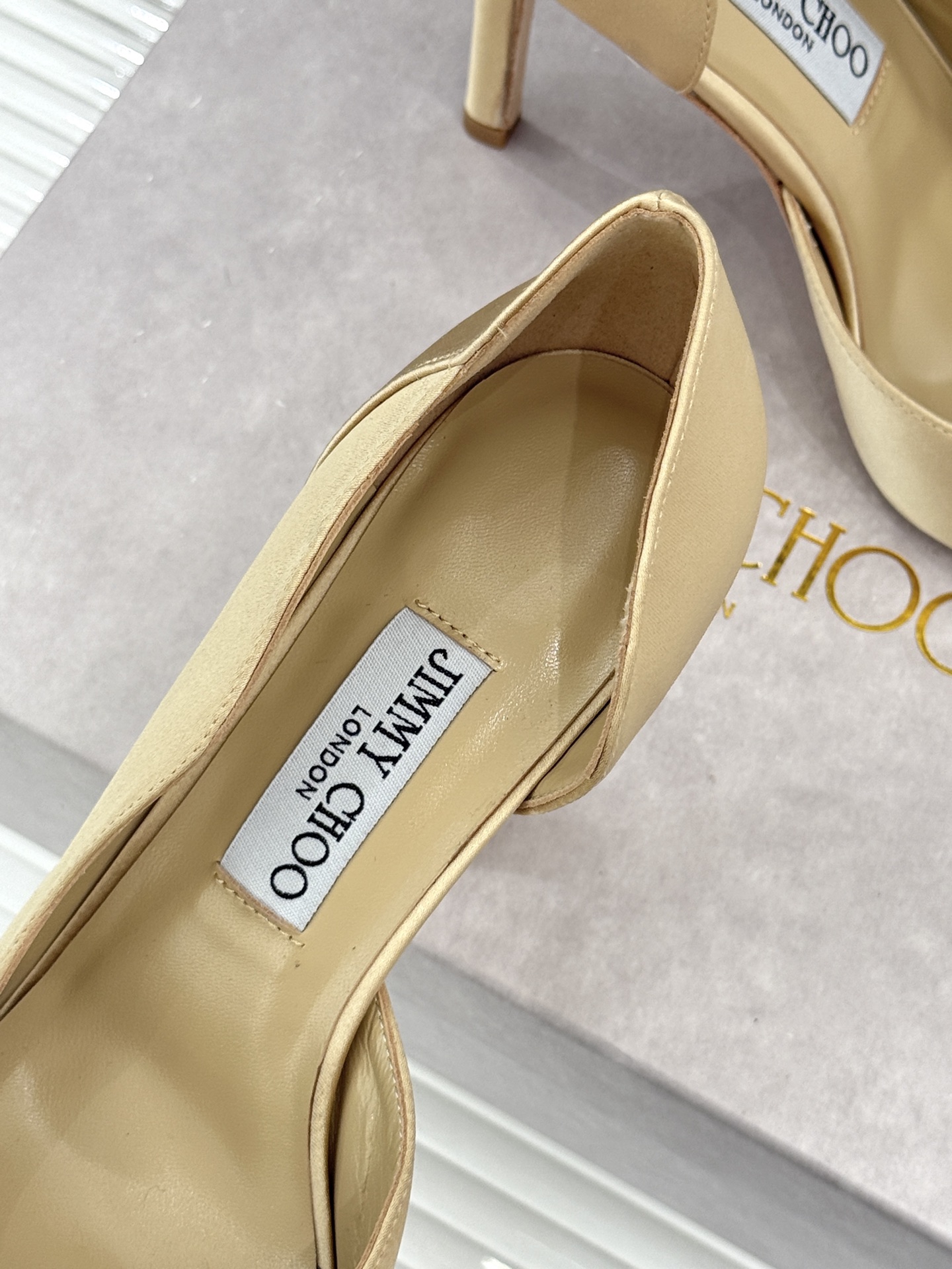 Jimmy Choo/吉米周26WF新品 真丝尖头侧空细跟高跟鞋 真丝缎面泛着柔润微光 尖头剪裁利落显腿长 侧空露肤衬得