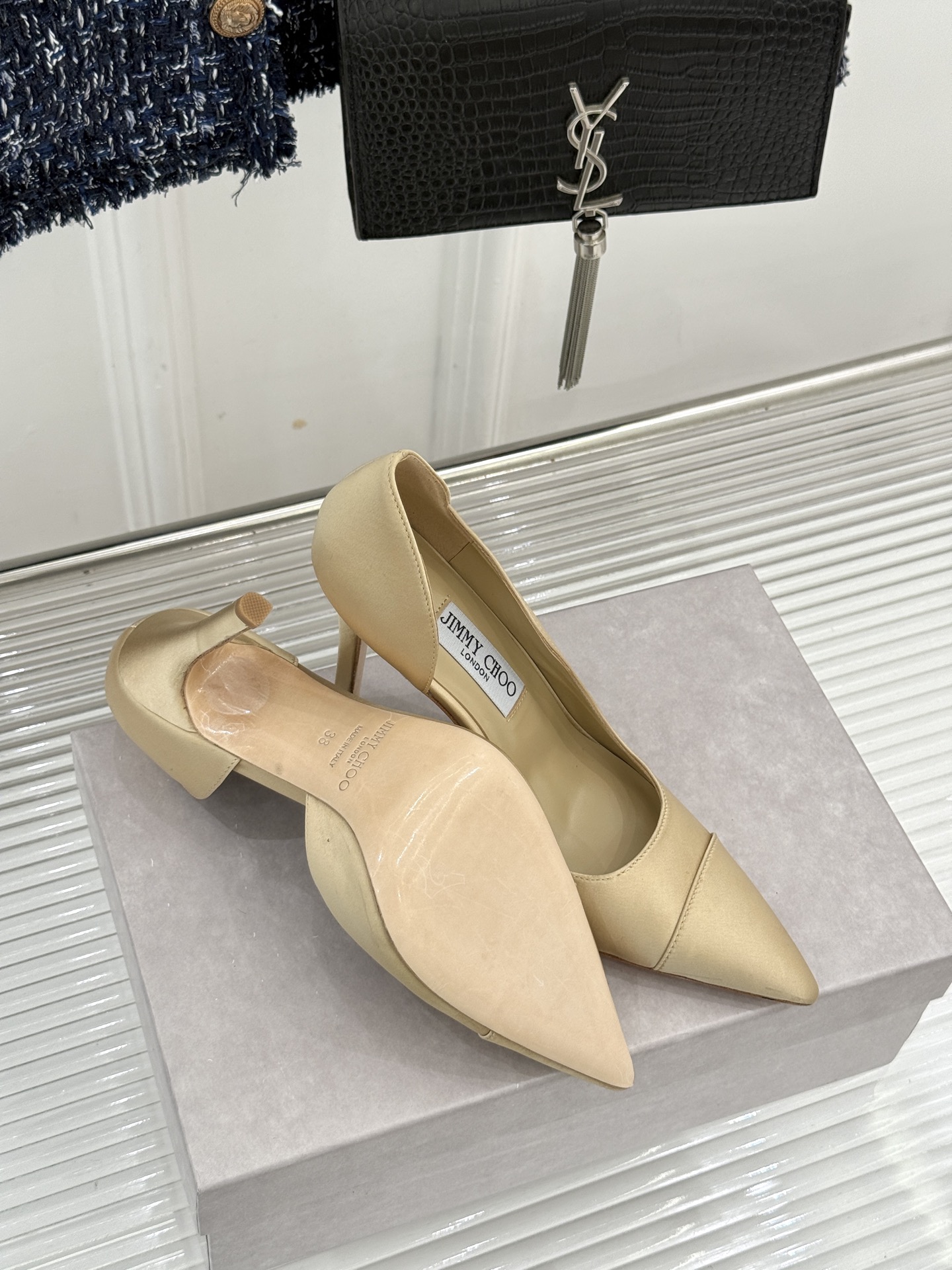 Jimmy Choo/吉米周26WF新品 真丝尖头侧空细跟高跟鞋 真丝缎面泛着柔润微光 尖头剪裁利落显腿长 侧空露肤衬得
