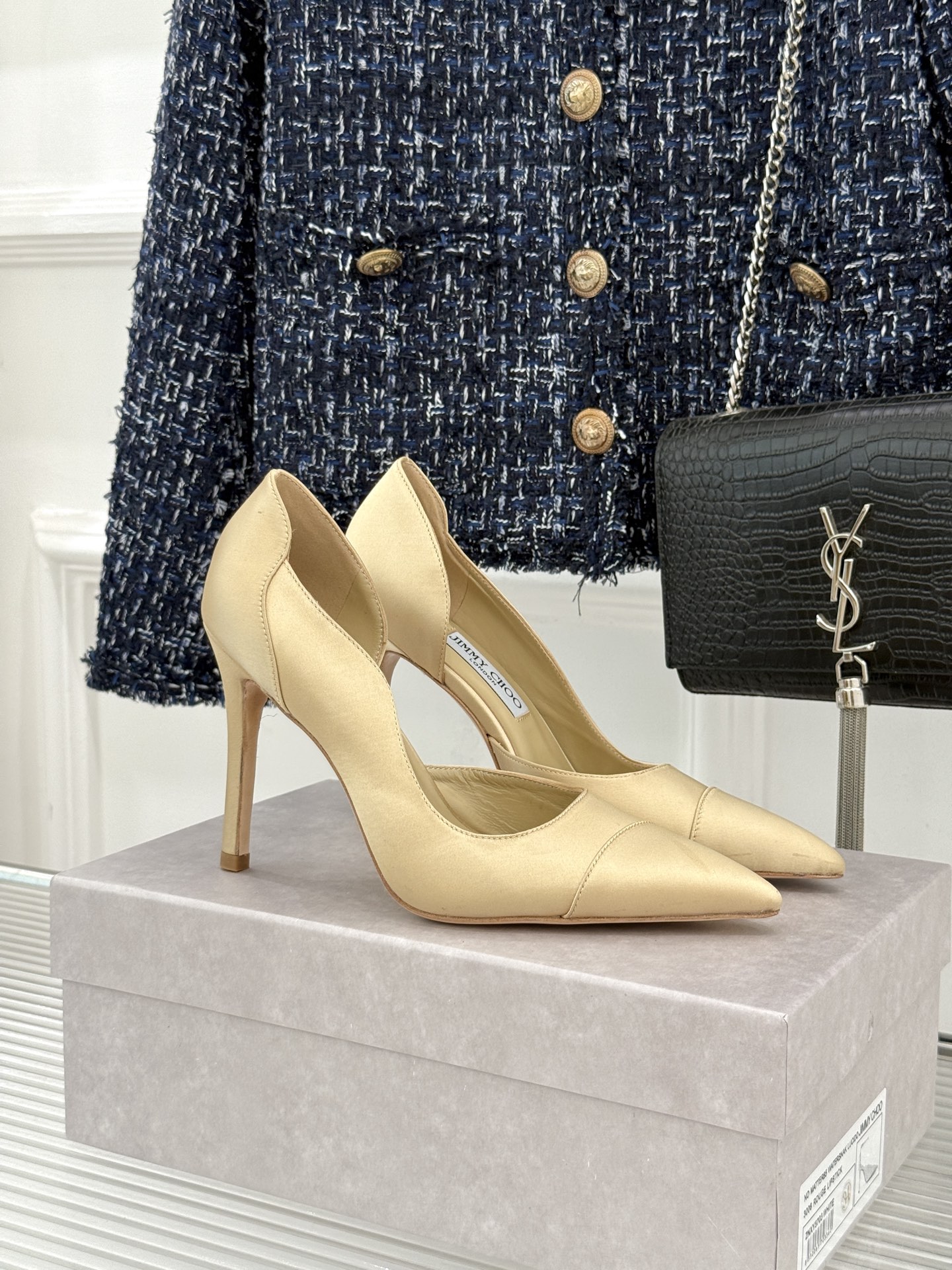 Jimmy Choo/吉米周26WF新品 真丝尖头侧空细跟高跟鞋 真丝缎面泛着柔润微光 尖头剪裁利落显腿长 侧空露肤衬得