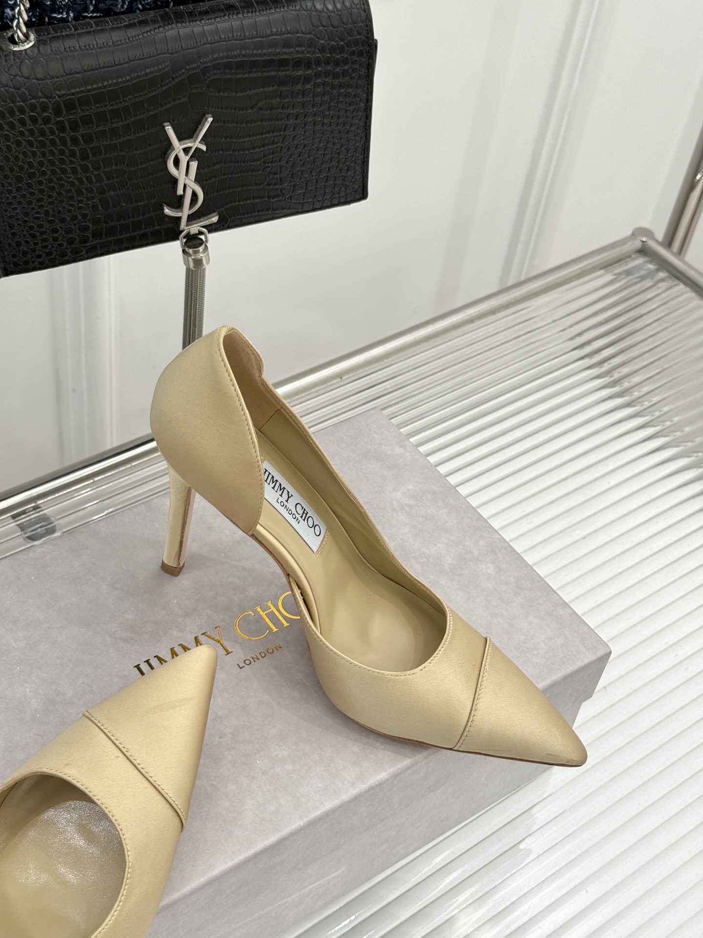 Jimmy Choo/吉米周26WF新品 真丝尖头侧空细跟高跟鞋 真丝缎面泛着柔润微光 尖头剪裁利落显腿长 侧空露肤衬得
