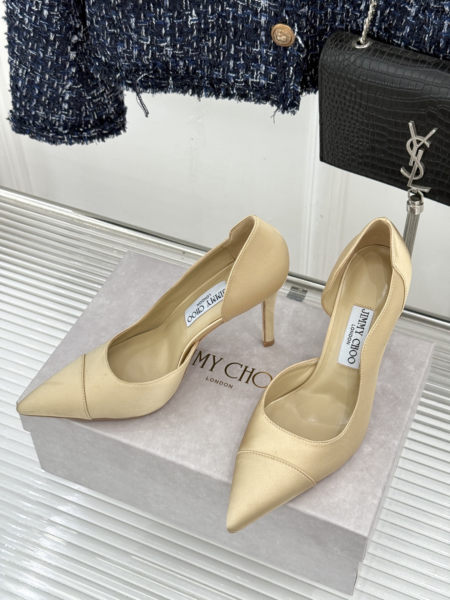 Jimmy Choo/吉米周26WF新品 真丝尖头侧空细跟高跟鞋 真丝缎面泛着柔润微光 尖头剪裁利落显腿长 侧空露肤衬得