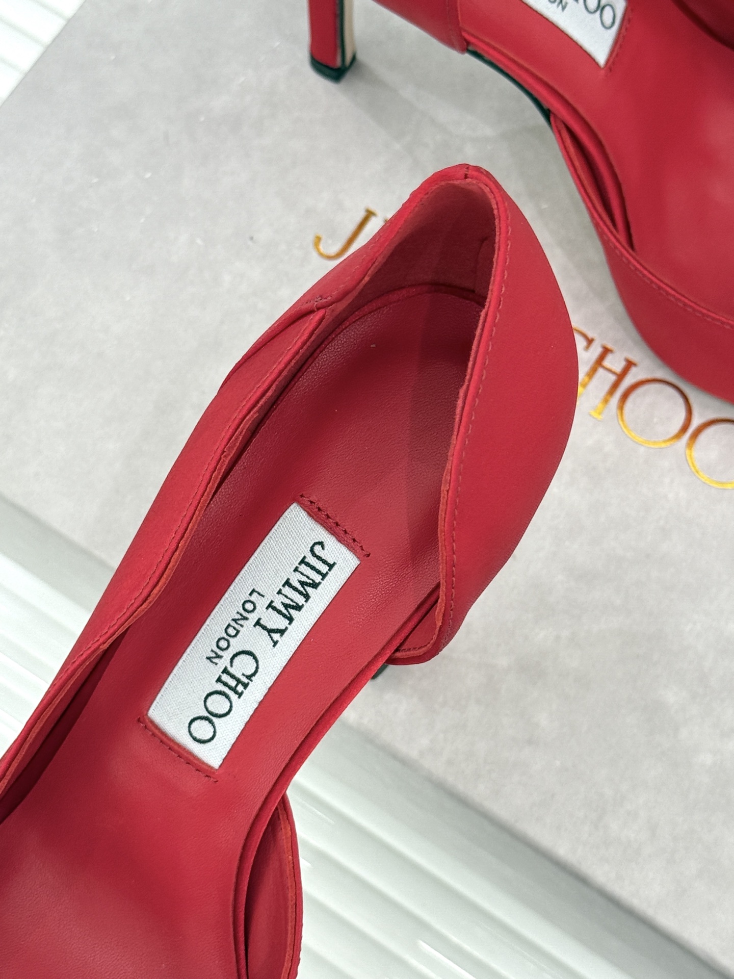 Jimmy Choo/吉米周26WF新品 真丝尖头侧空细跟高跟鞋 真丝缎面泛着柔润微光 尖头剪裁利落显腿长 侧空露肤衬得 Jimmy Choo/吉米周26WF新品 真丝尖头侧空细跟高跟鞋 真丝缎面泛着柔润微光 尖头剪裁利落显腿长 侧空露肤衬得
