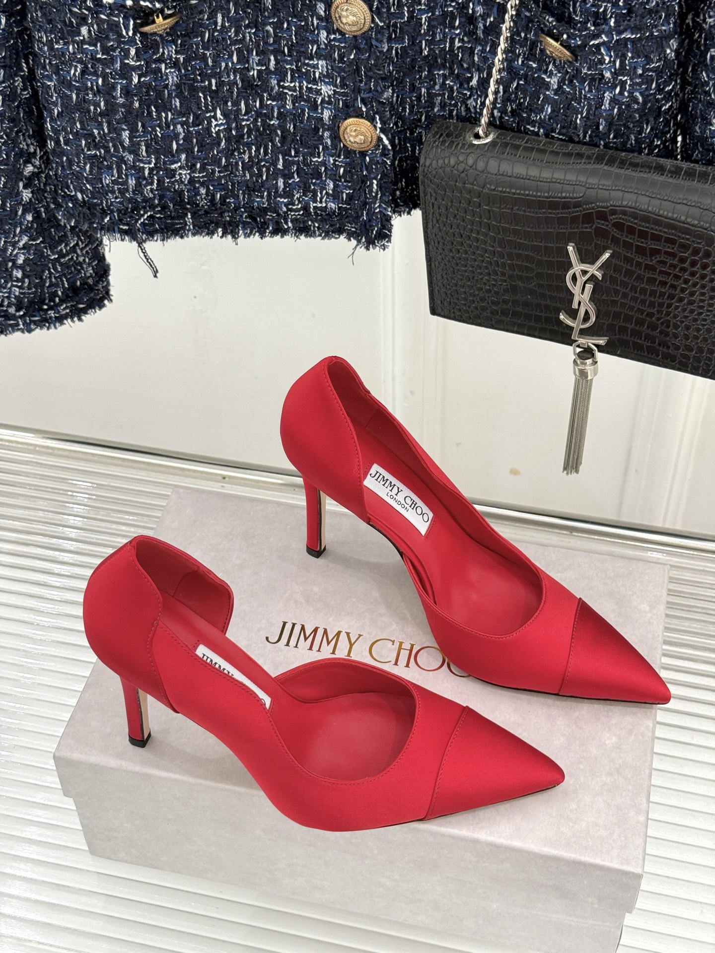 Jimmy Choo/吉米周26WF新品 真丝尖头侧空细跟高跟鞋 真丝缎面泛着柔润微光 尖头剪裁利落显腿长 侧空露肤衬得 Jimmy Choo/吉米周26WF新品 真丝尖头侧空细跟高跟鞋 真丝缎面泛着柔润微光 尖头剪裁利落显腿长 侧空露肤衬得