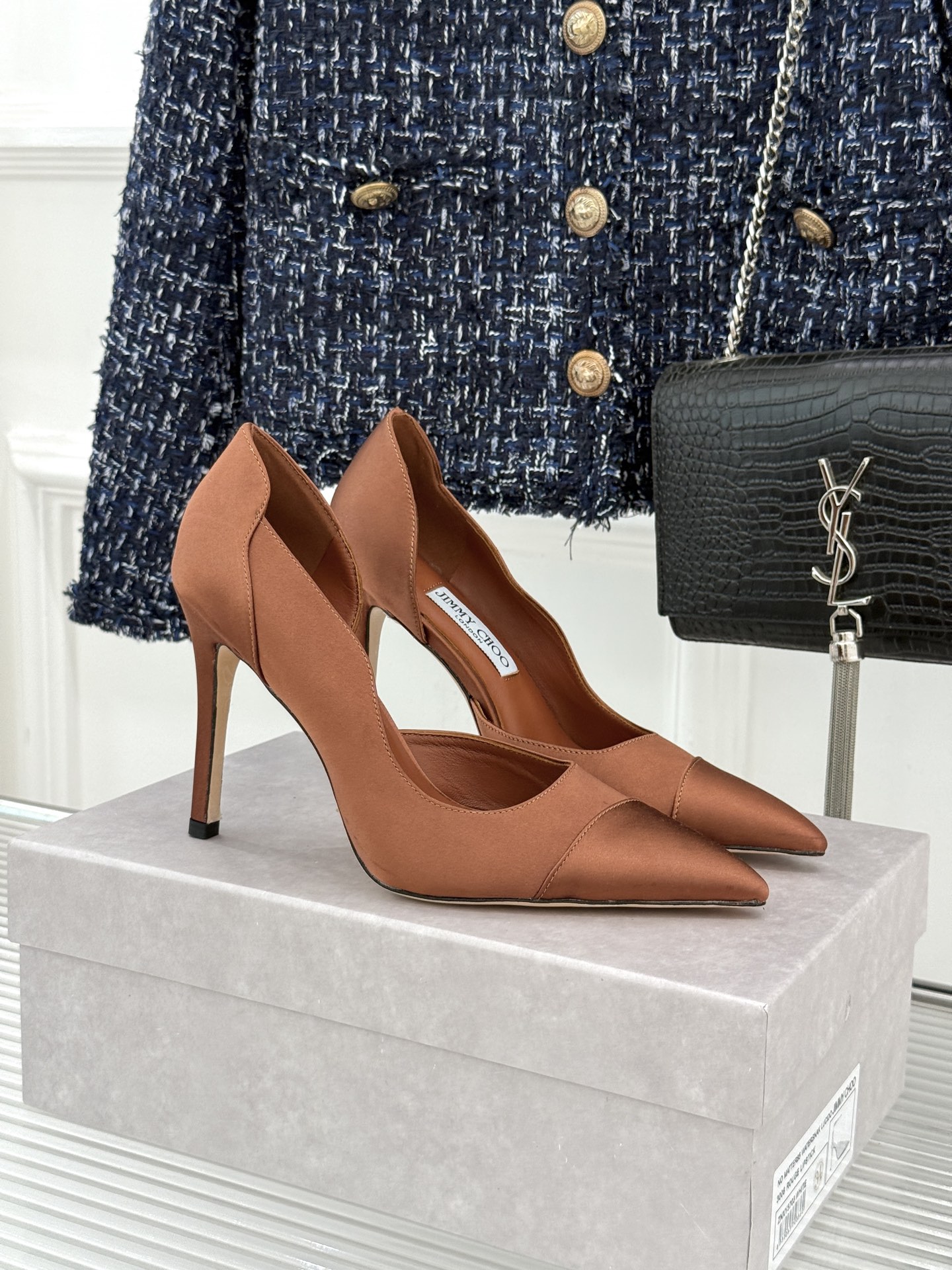 Jimmy Choo/吉米周26WF新品 真丝尖头侧空细跟高跟鞋 真丝缎面泛着柔润微光 尖头剪裁利落显腿长 侧空露肤衬得