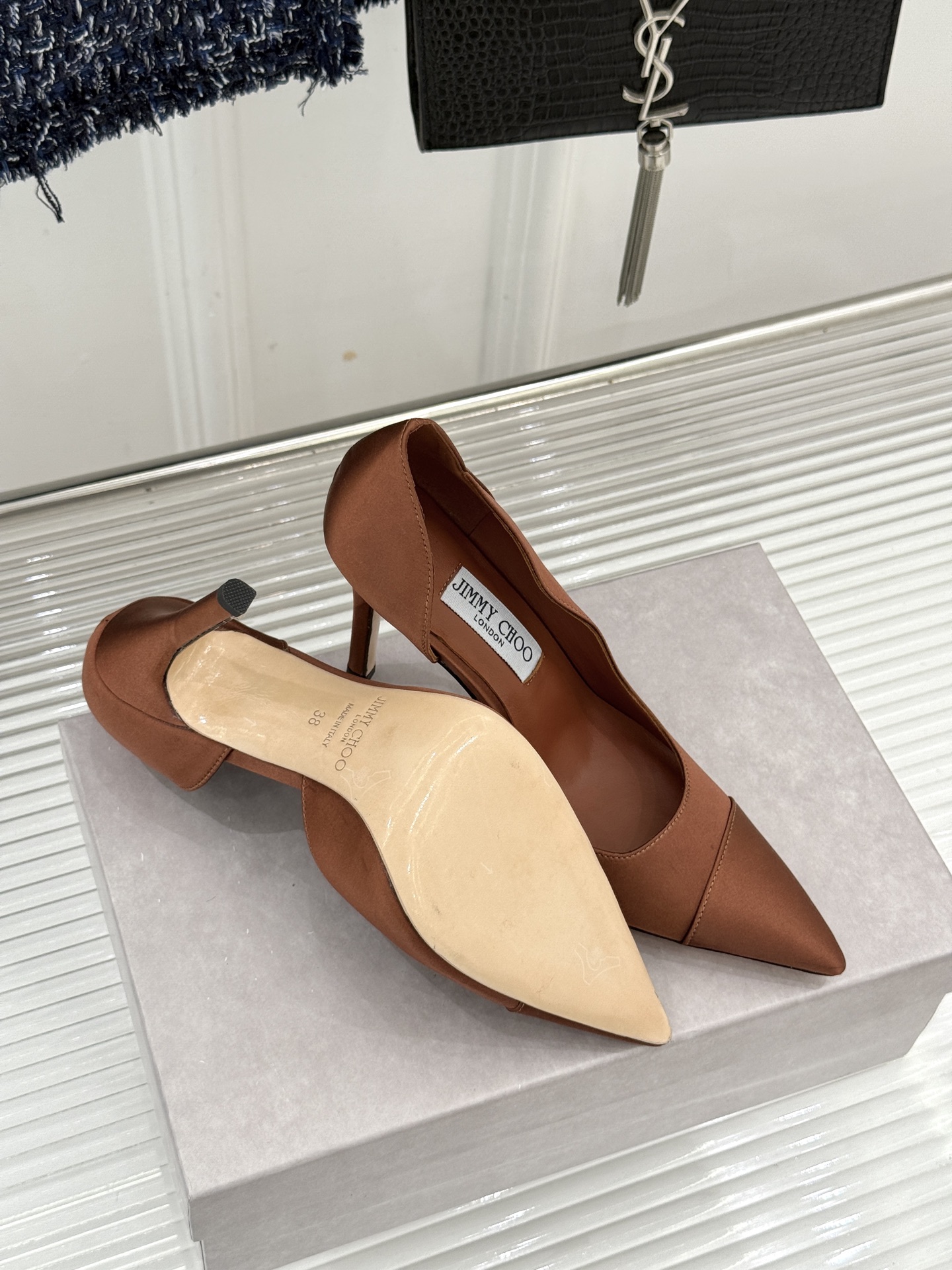 Jimmy Choo/吉米周26WF新品 真丝尖头侧空细跟高跟鞋 真丝缎面泛着柔润微光 尖头剪裁利落显腿长 侧空露肤衬得