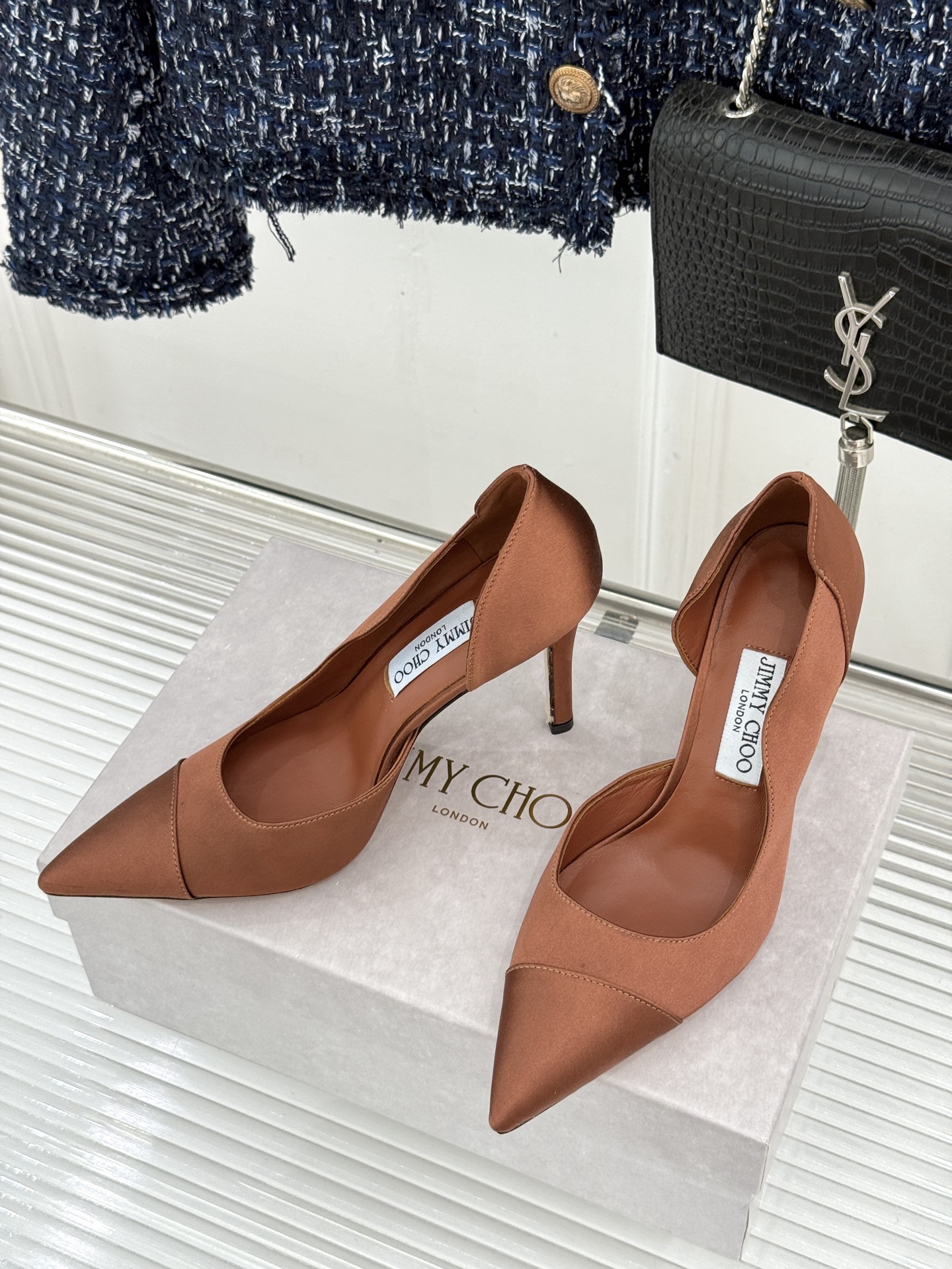Jimmy Choo/吉米周26WF新品 真丝尖头侧空细跟高跟鞋 真丝缎面泛着柔润微光 尖头剪裁利落显腿长 侧空露肤衬得