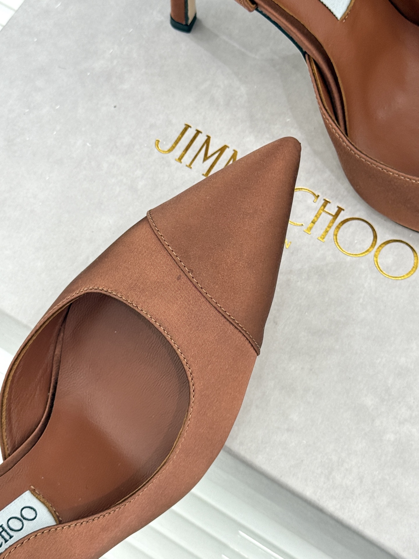 Jimmy Choo/吉米周26WF新品 真丝尖头侧空细跟高跟鞋 真丝缎面泛着柔润微光 尖头剪裁利落显腿长 侧空露肤衬得