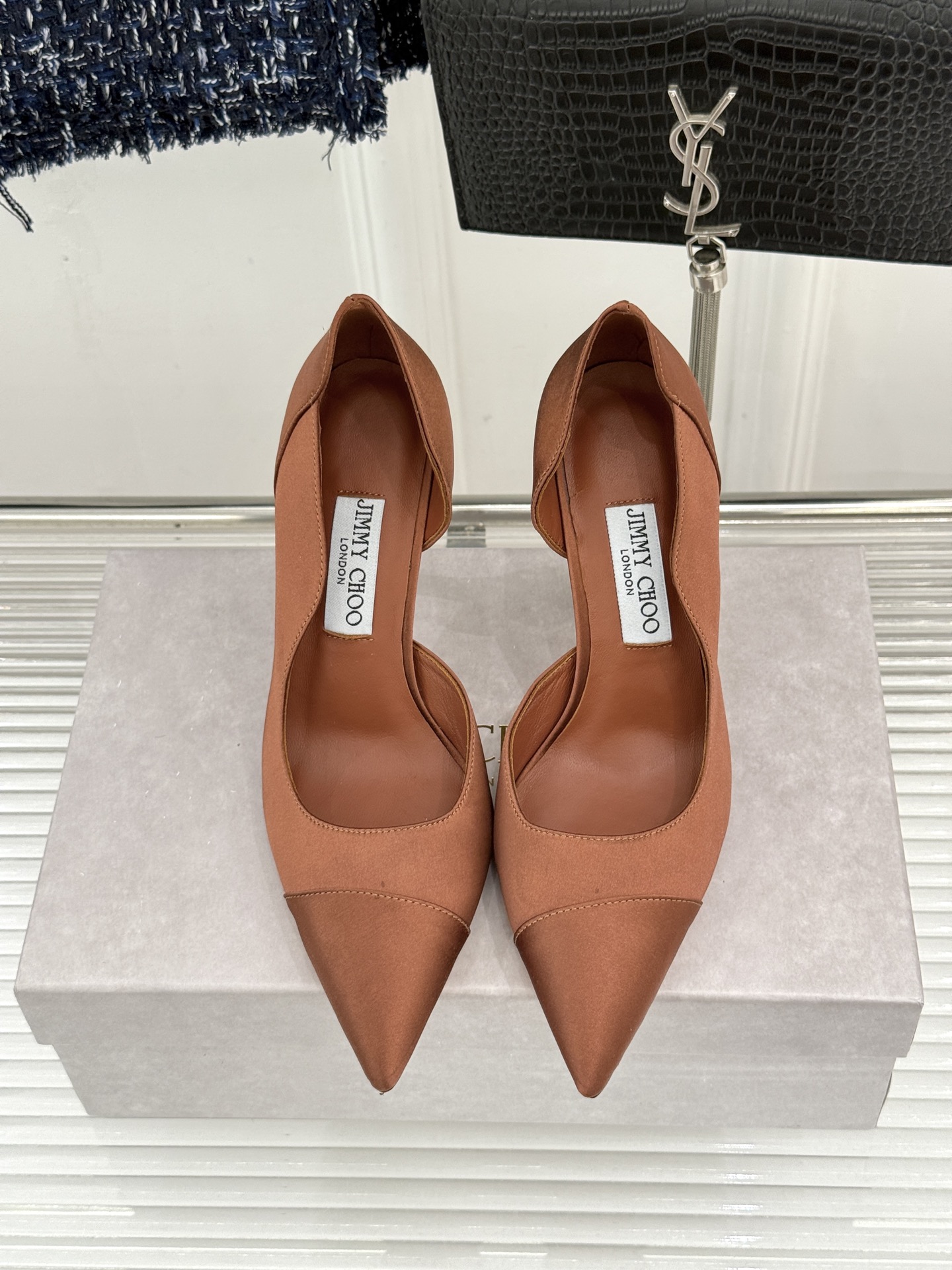 Jimmy Choo/吉米周26WF新品 真丝尖头侧空细跟高跟鞋 真丝缎面泛着柔润微光 尖头剪裁利落显腿长 侧空露肤衬得