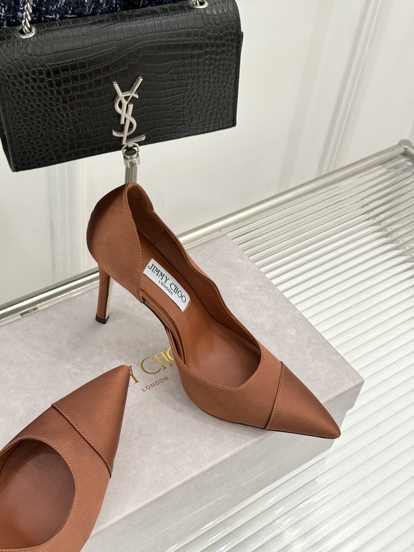 Jimmy Choo/吉米周26WF新品 真丝尖头侧空细跟高跟鞋 真丝缎面泛着柔润微光 尖头剪裁利落显腿长 侧空露肤衬得