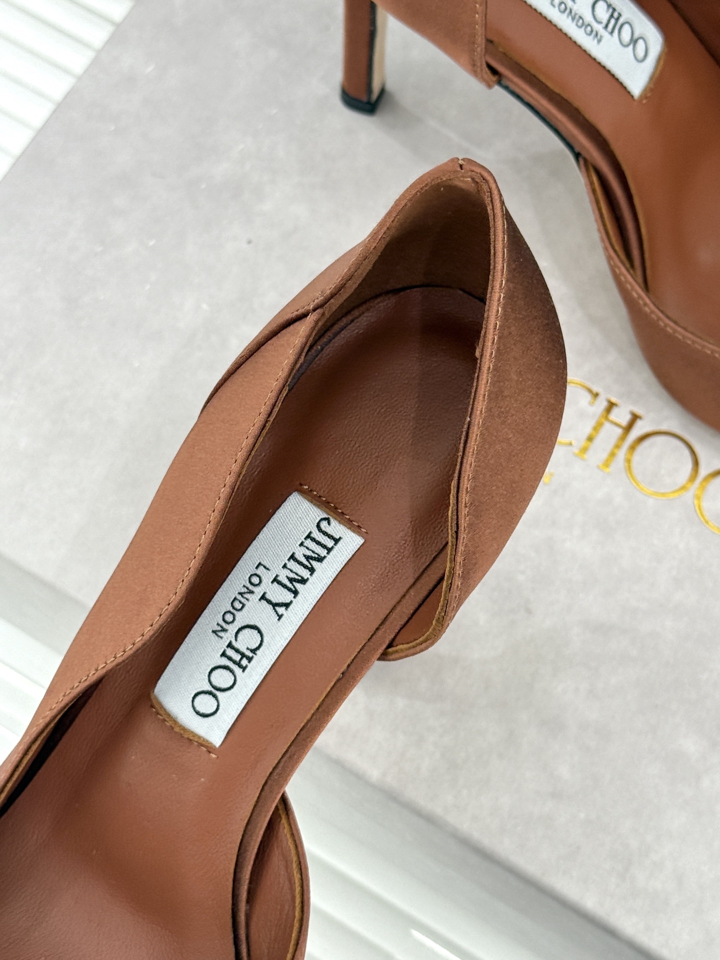 Jimmy Choo/吉米周26WF新品 真丝尖头侧空细跟高跟鞋 真丝缎面泛着柔润微光 尖头剪裁利落显腿长 侧空露肤衬得