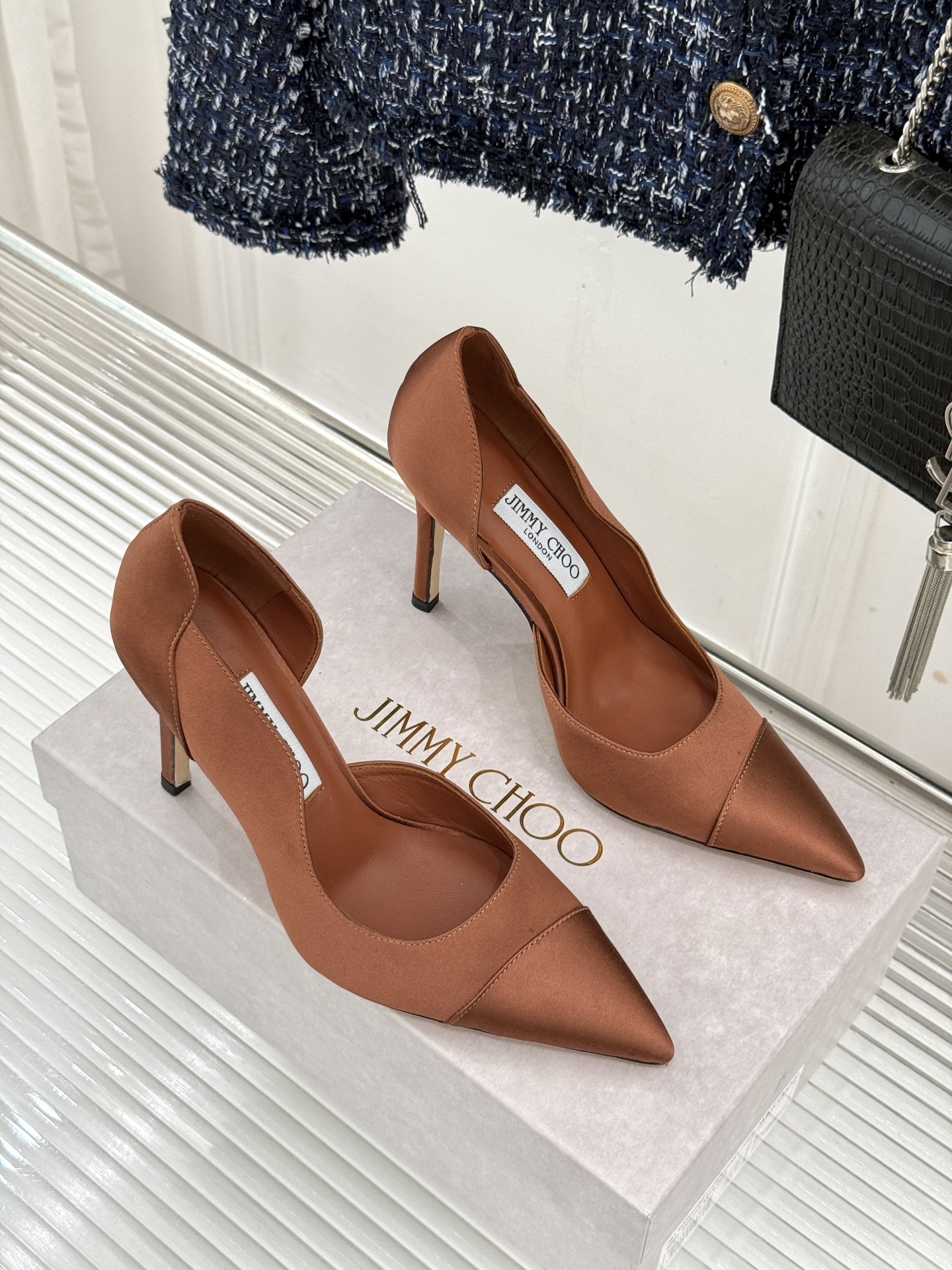 Jimmy Choo/吉米周26WF新品 真丝尖头侧空细跟高跟鞋 真丝缎面泛着柔润微光 尖头剪裁利落显腿长 侧空露肤衬得