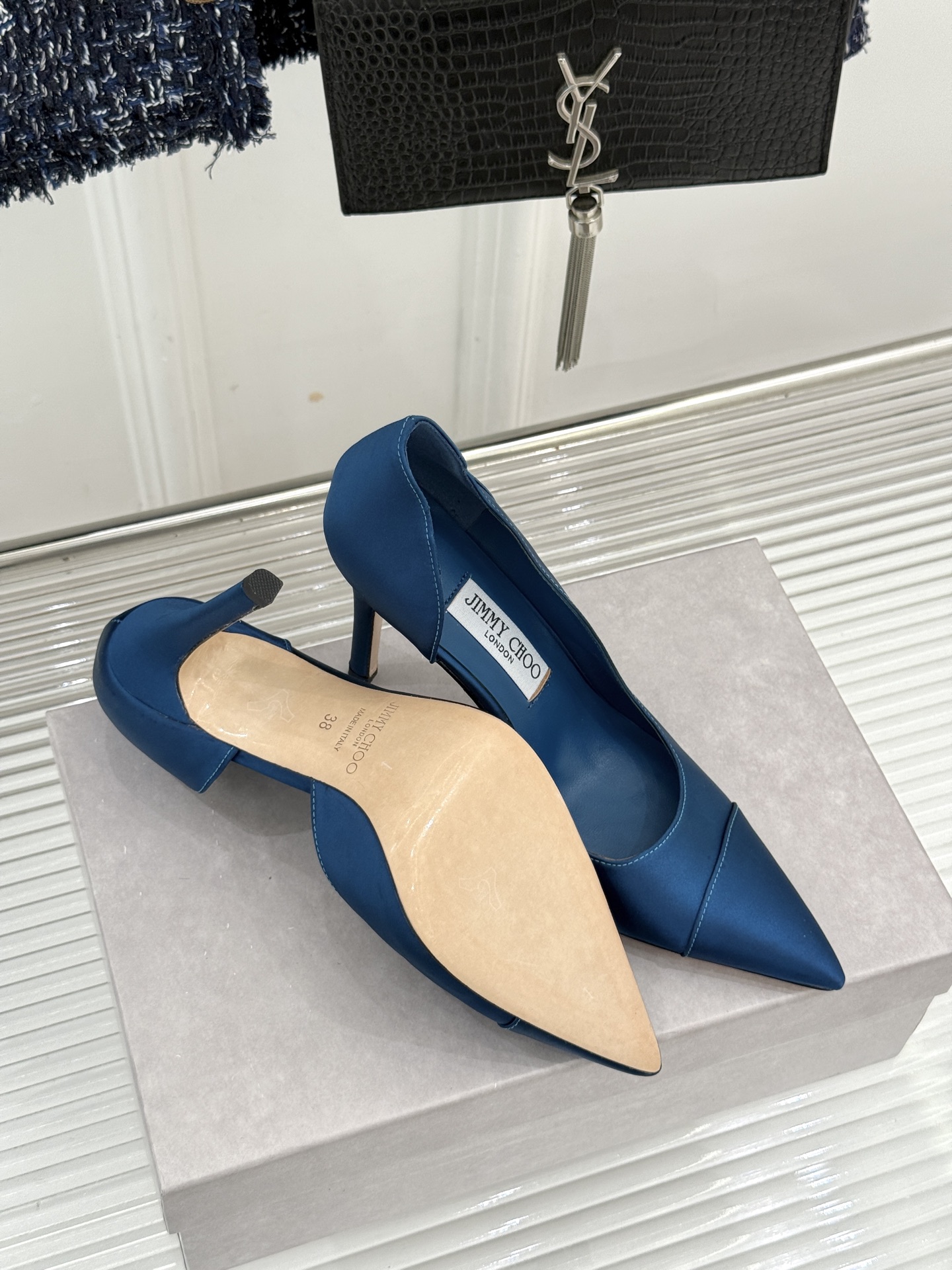 Jimmy Choo/吉米周26WF新品 真丝尖头侧空细跟高跟鞋 真丝缎面泛着柔润微光 尖头剪裁利落显腿长 侧空露肤衬得 Jimmy Choo/吉米周26WF新品 真丝尖头侧空细跟高跟鞋 真丝缎面泛着柔润微光 尖头剪裁利落显腿长 侧空露肤衬得
