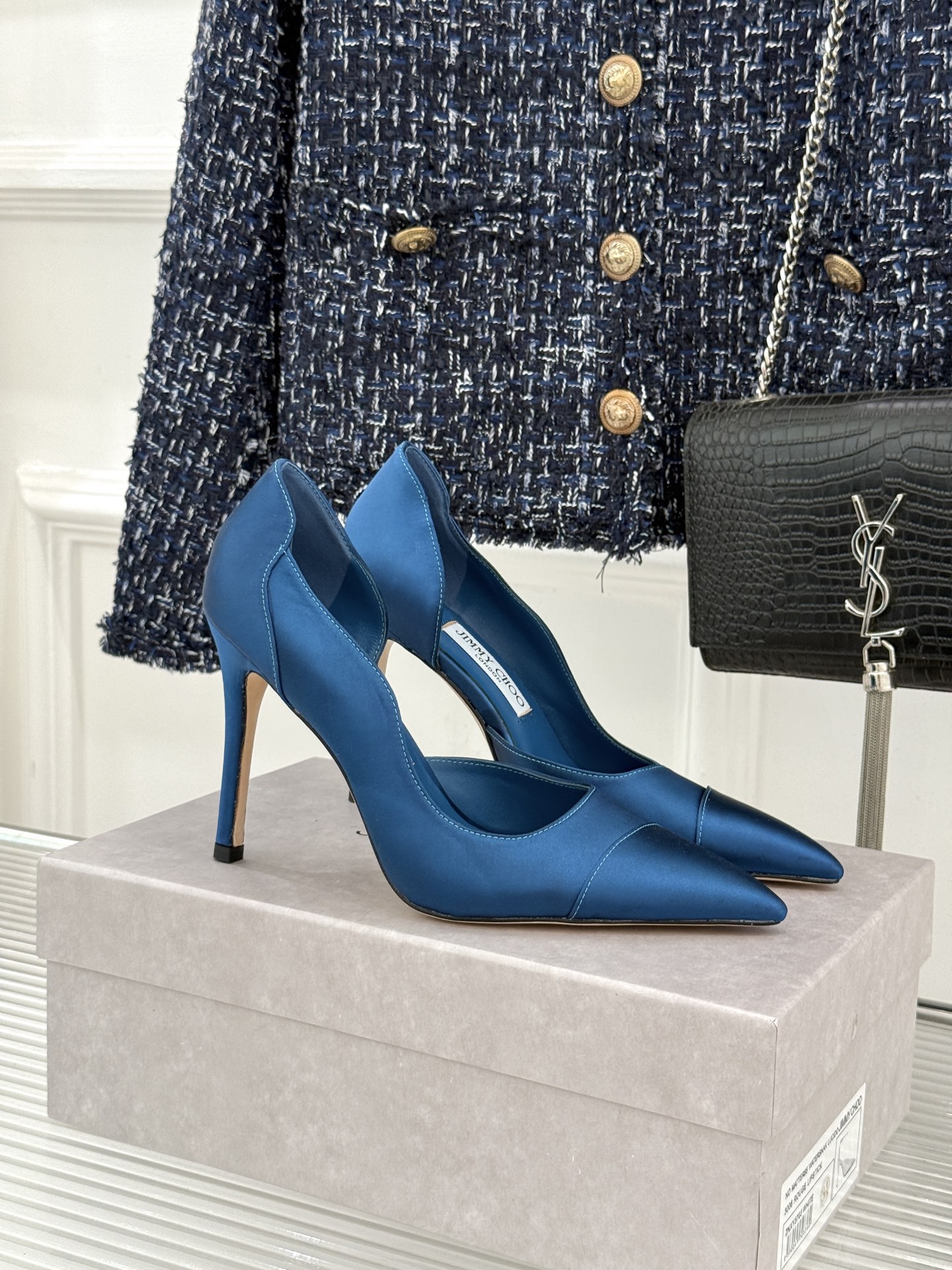 Jimmy Choo/吉米周26WF新品 真丝尖头侧空细跟高跟鞋 真丝缎面泛着柔润微光 尖头剪裁利落显腿长 侧空露肤衬得
