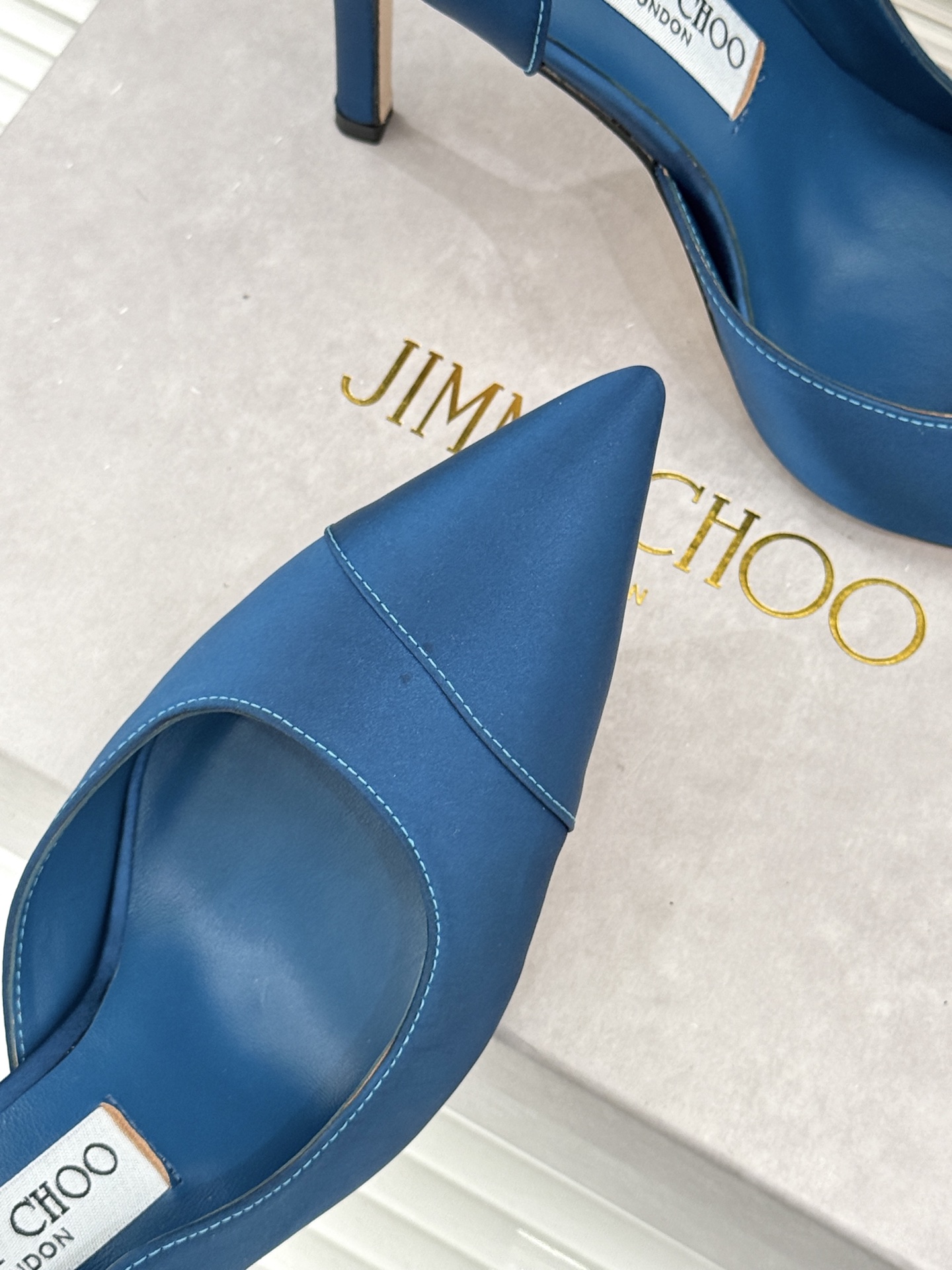 Jimmy Choo/吉米周26WF新品 真丝尖头侧空细跟高跟鞋 真丝缎面泛着柔润微光 尖头剪裁利落显腿长 侧空露肤衬得 Jimmy Choo/吉米周26WF新品 真丝尖头侧空细跟高跟鞋 真丝缎面泛着柔润微光 尖头剪裁利落显腿长 侧空露肤衬得