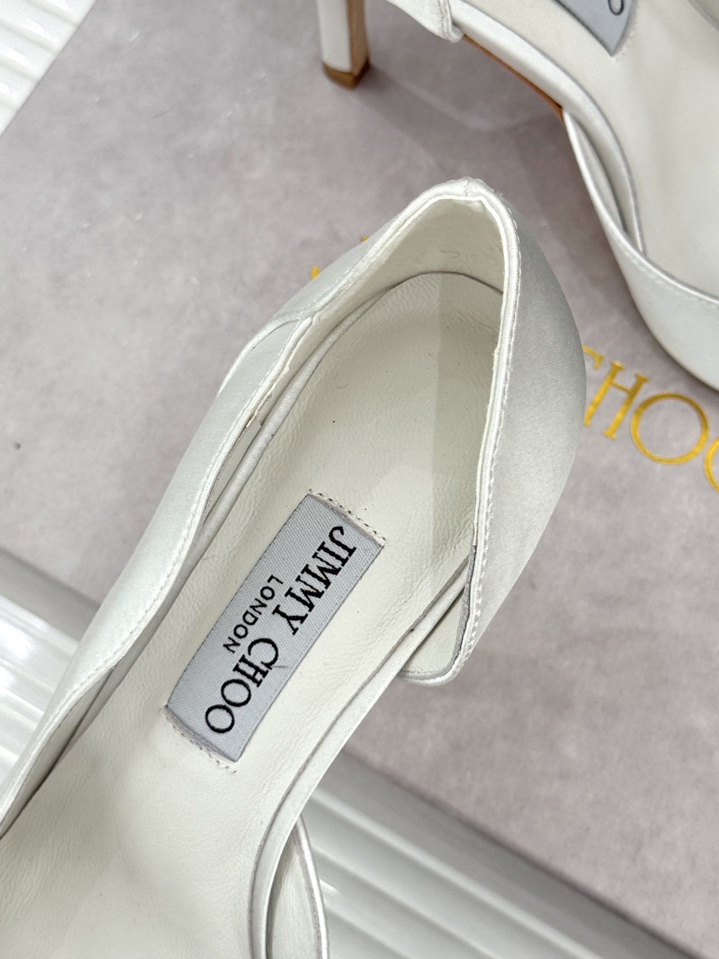 Jimmy Choo/吉米周26WF新品 真丝尖头侧空细跟高跟鞋 真丝缎面泛着柔润微光 尖头剪裁利落显腿长 侧空露肤衬得