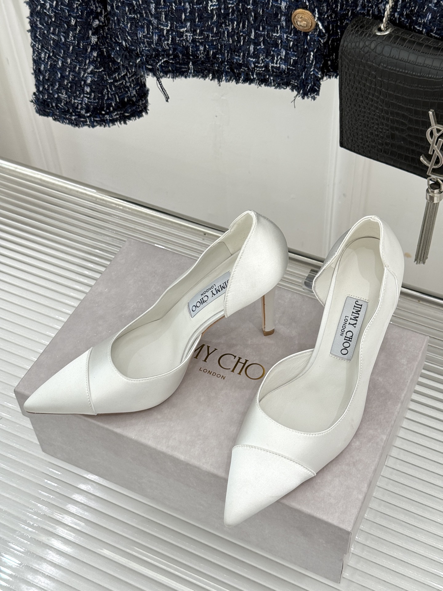 Jimmy Choo/吉米周26WF新品 真丝尖头侧空细跟高跟鞋 真丝缎面泛着柔润微光 尖头剪裁利落显腿长 侧空露肤衬得