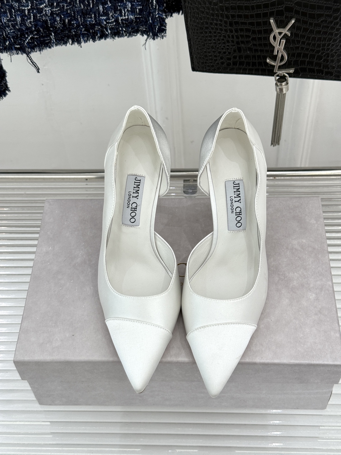 Jimmy Choo/吉米周26WF新品 真丝尖头侧空细跟高跟鞋 真丝缎面泛着柔润微光 尖头剪裁利落显腿长 侧空露肤衬得