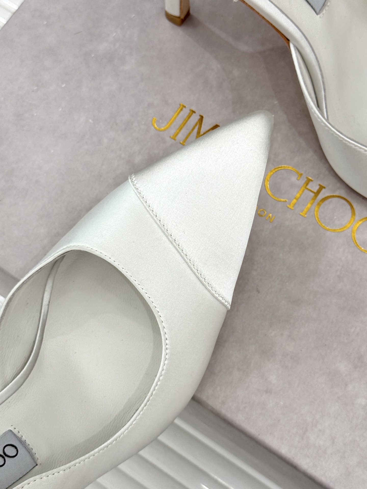Jimmy Choo/吉米周26WF新品 真丝尖头侧空细跟高跟鞋 真丝缎面泛着柔润微光 尖头剪裁利落显腿长 侧空露肤衬得
