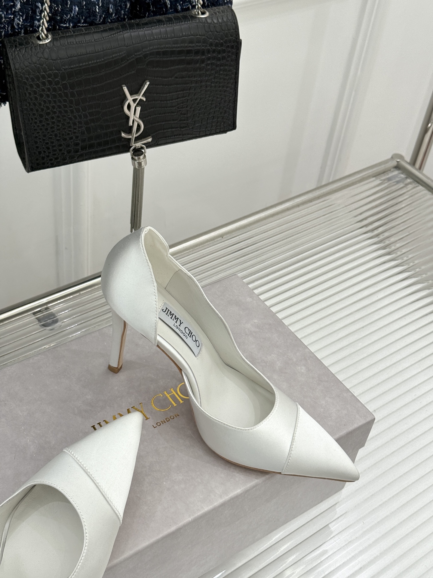 Jimmy Choo/吉米周26WF新品 真丝尖头侧空细跟高跟鞋 真丝缎面泛着柔润微光 尖头剪裁利落显腿长 侧空露肤衬得