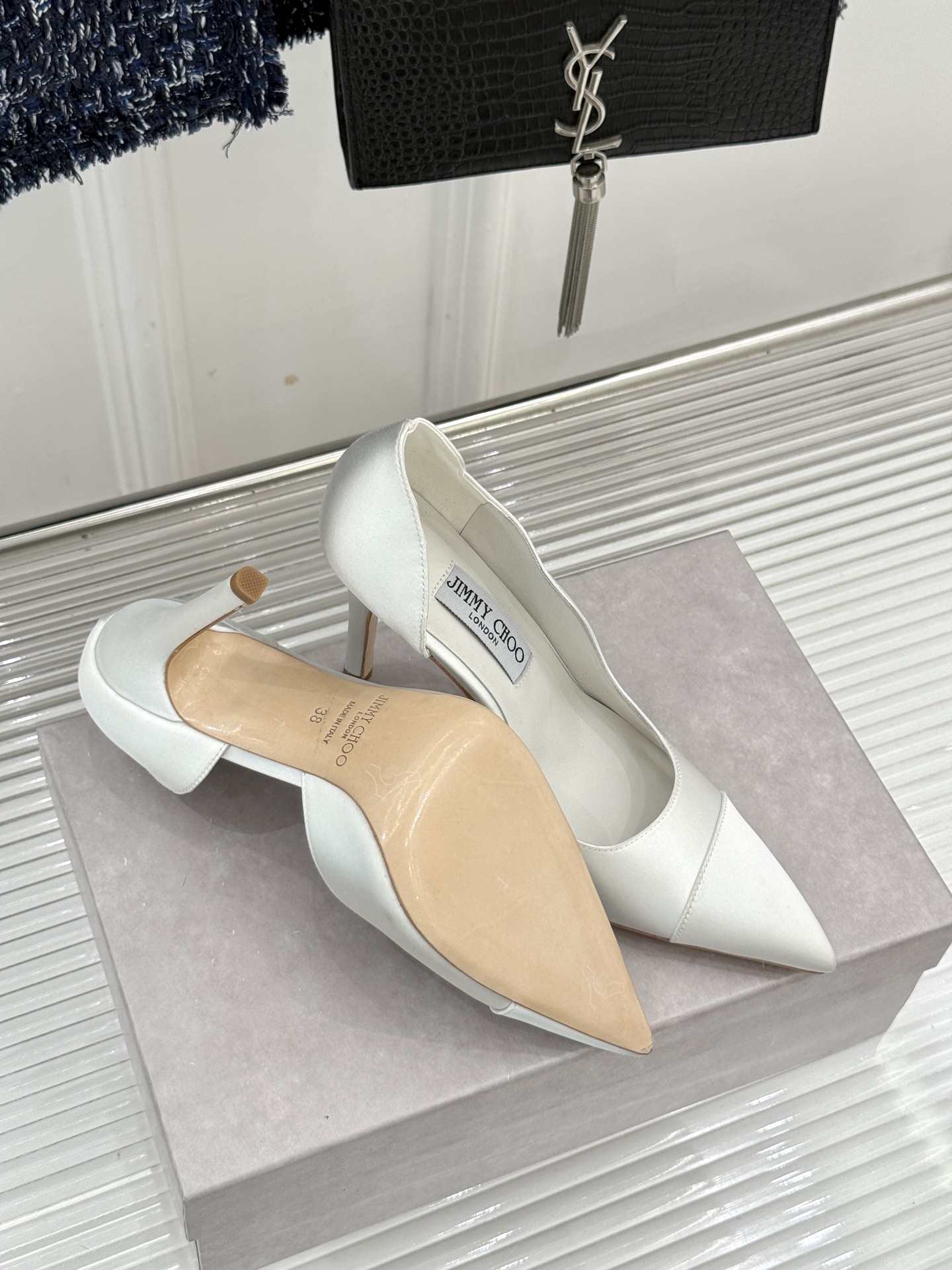 Jimmy Choo/吉米周26WF新品 真丝尖头侧空细跟高跟鞋 真丝缎面泛着柔润微光 尖头剪裁利落显腿长 侧空露肤衬得
