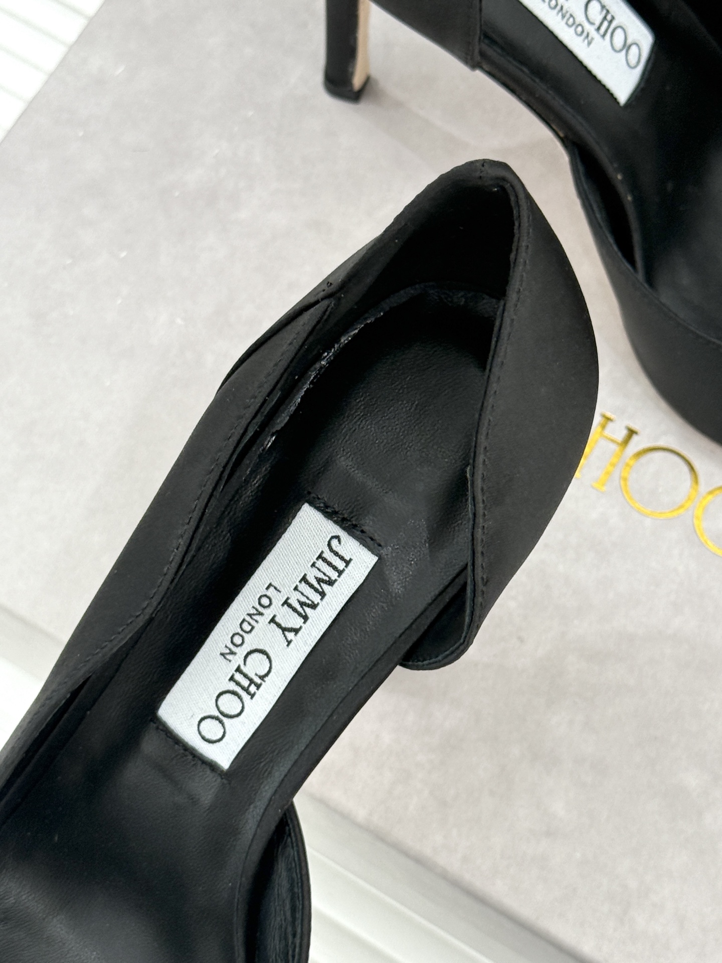 Jimmy Choo/吉米周26WF新品 真丝尖头侧空细跟高跟鞋 真丝缎面泛着柔润微光 尖头剪裁利落显腿长 侧空露肤衬得
