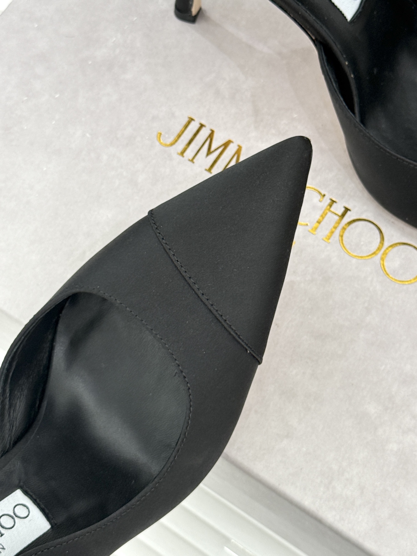 Jimmy Choo/吉米周26WF新品 真丝尖头侧空细跟高跟鞋 真丝缎面泛着柔润微光 尖头剪裁利落显腿长 侧空露肤衬得