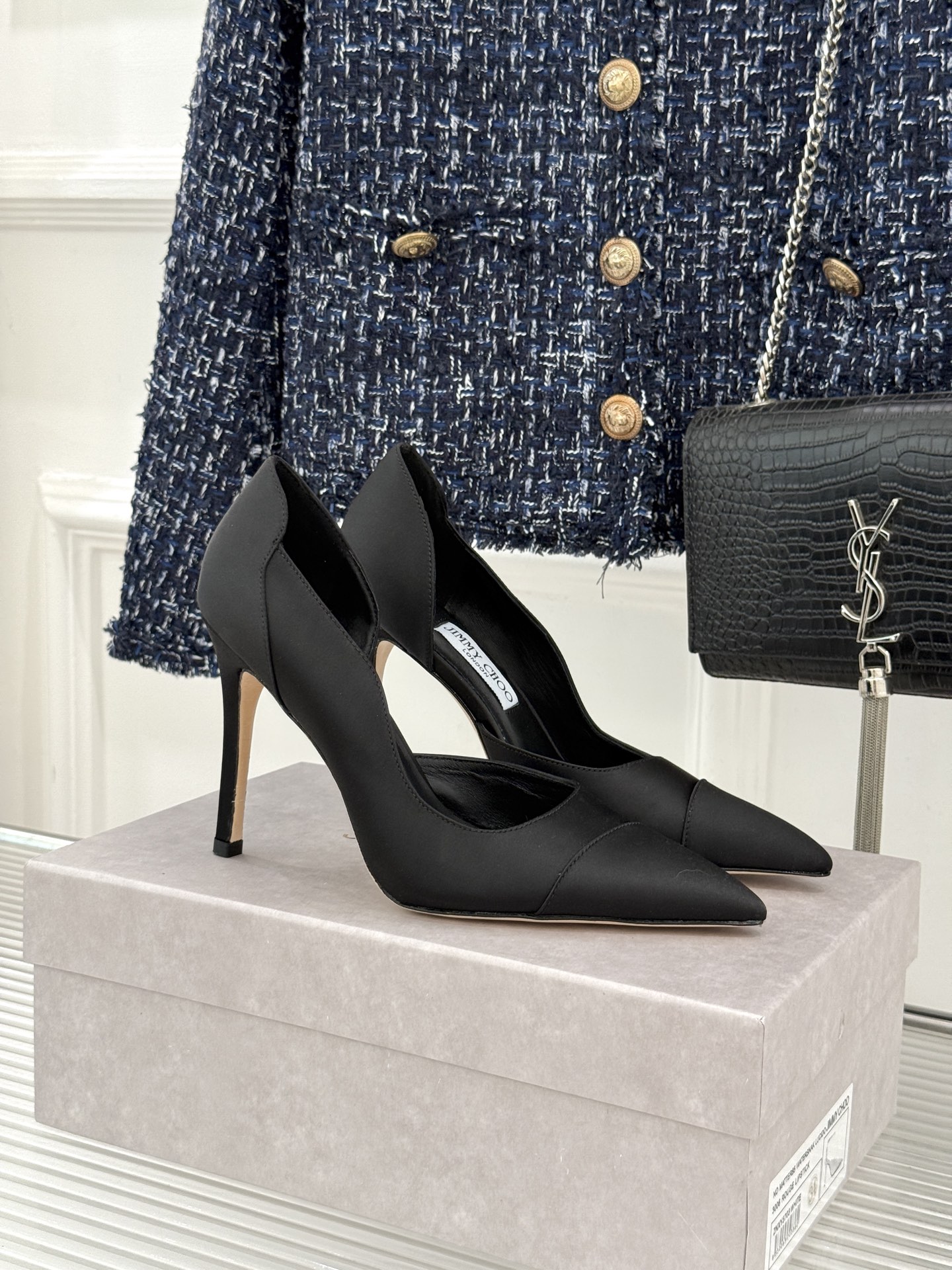 Jimmy Choo/吉米周26WF新品 真丝尖头侧空细跟高跟鞋 真丝缎面泛着柔润微光 尖头剪裁利落显腿长 侧空露肤衬得