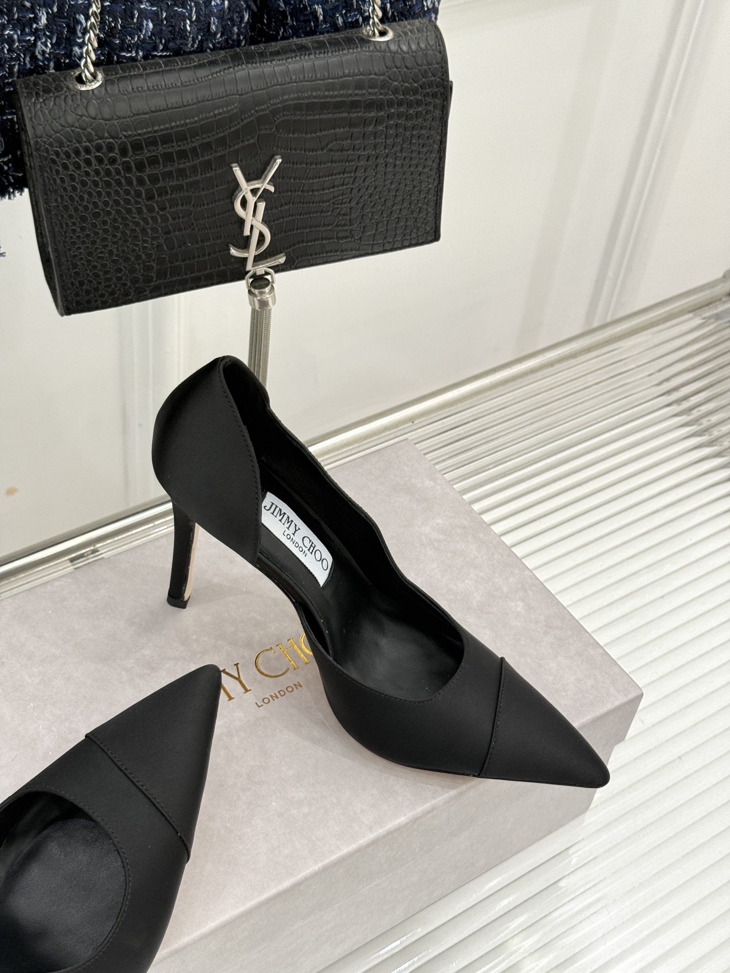 Jimmy Choo/吉米周26WF新品 真丝尖头侧空细跟高跟鞋 真丝缎面泛着柔润微光 尖头剪裁利落显腿长 侧空露肤衬得