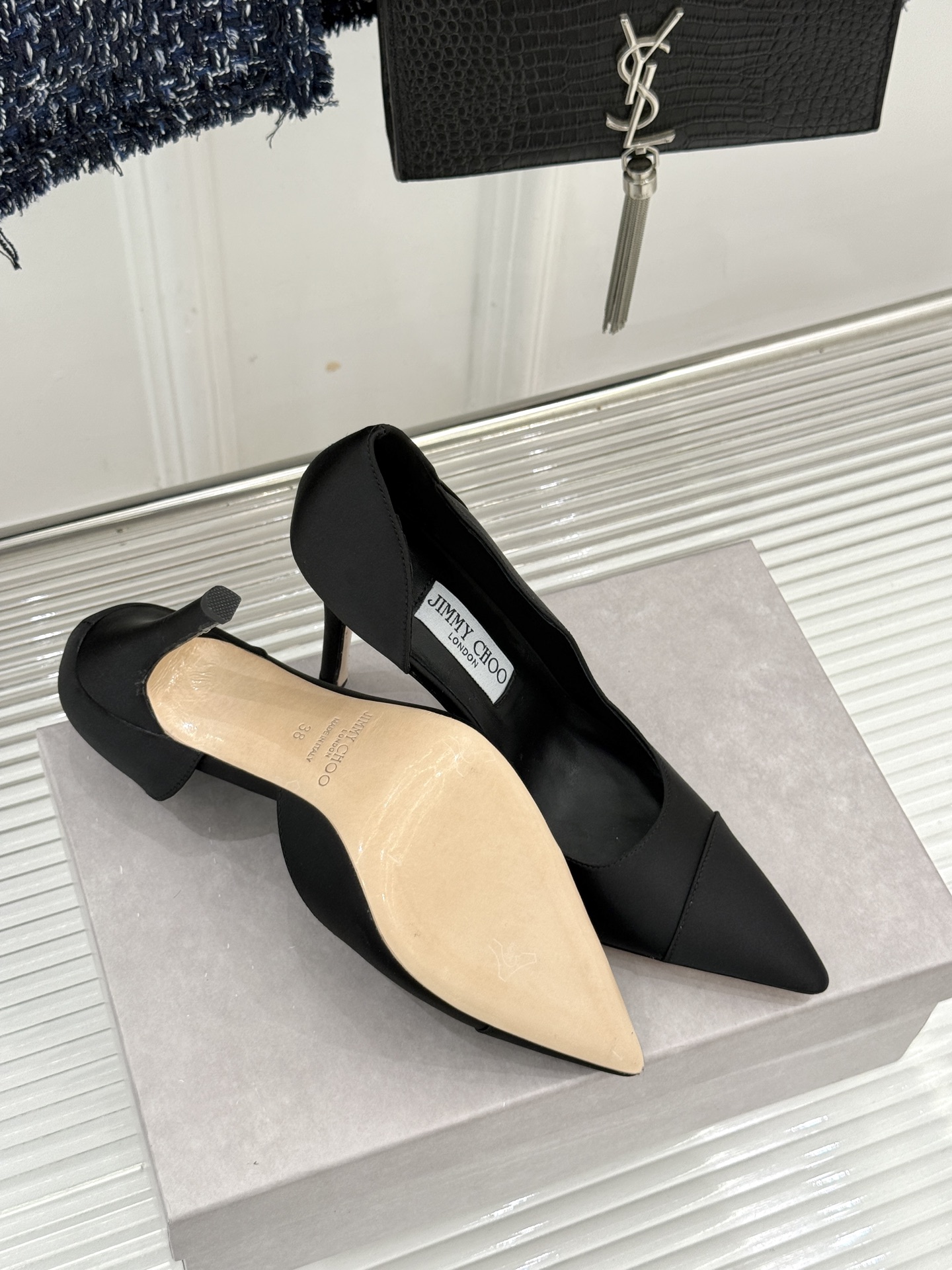 Jimmy Choo/吉米周26WF新品 真丝尖头侧空细跟高跟鞋 真丝缎面泛着柔润微光 尖头剪裁利落显腿长 侧空露肤衬得
