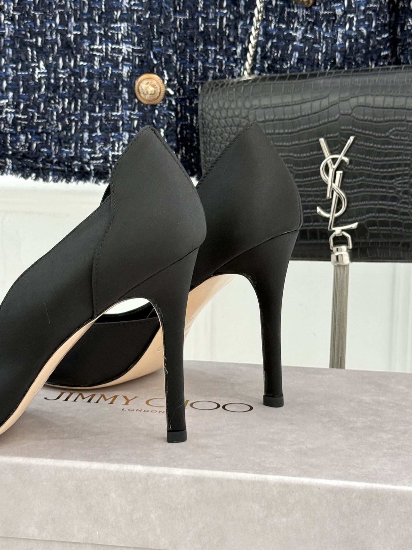 Jimmy Choo/吉米周26WF新品 真丝尖头侧空细跟高跟鞋 真丝缎面泛着柔润微光 尖头剪裁利落显腿长 侧空露肤衬得