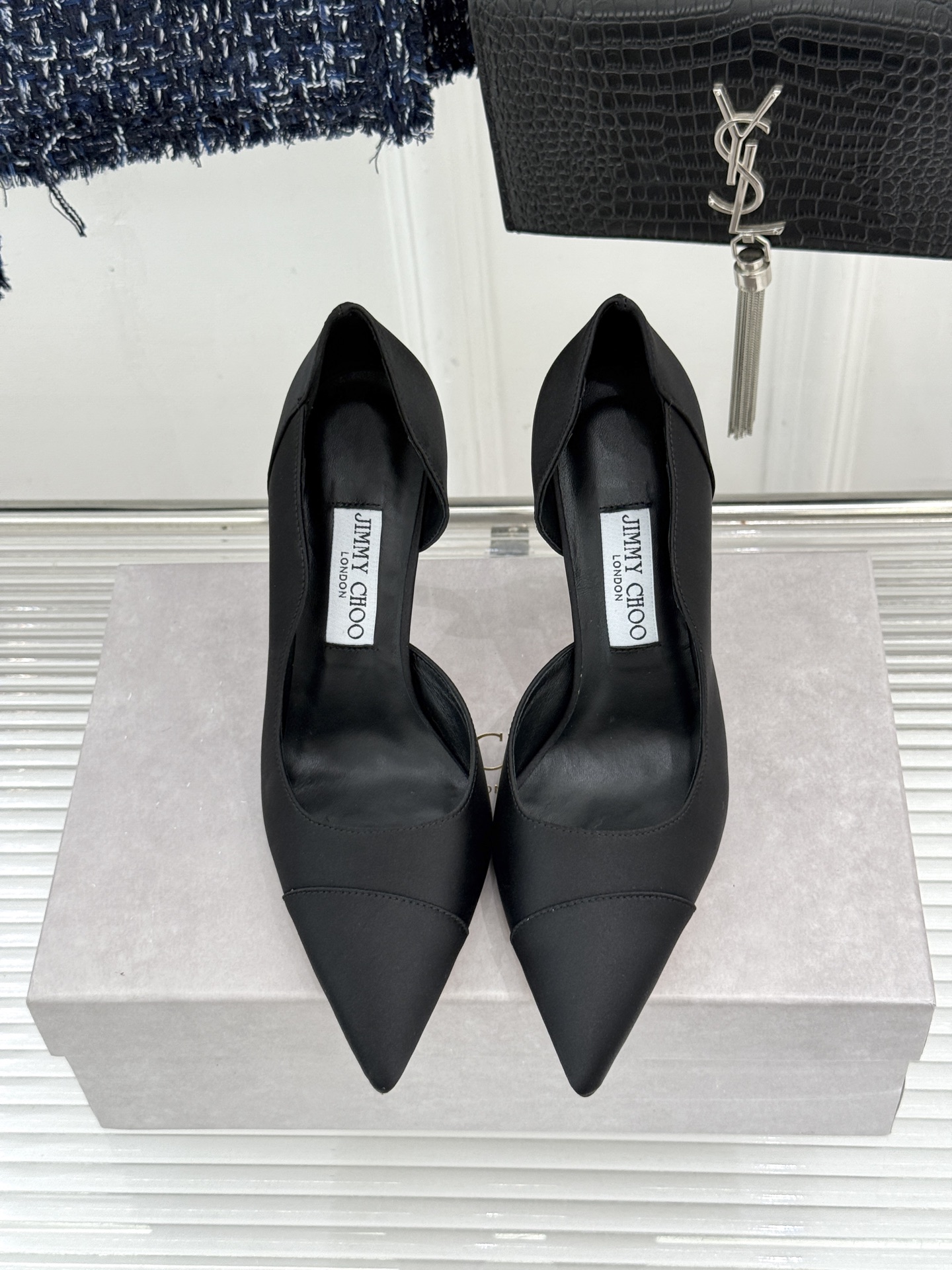 Jimmy Choo/吉米周26WF新品 真丝尖头侧空细跟高跟鞋 真丝缎面泛着柔润微光 尖头剪裁利落显腿长 侧空露肤衬得