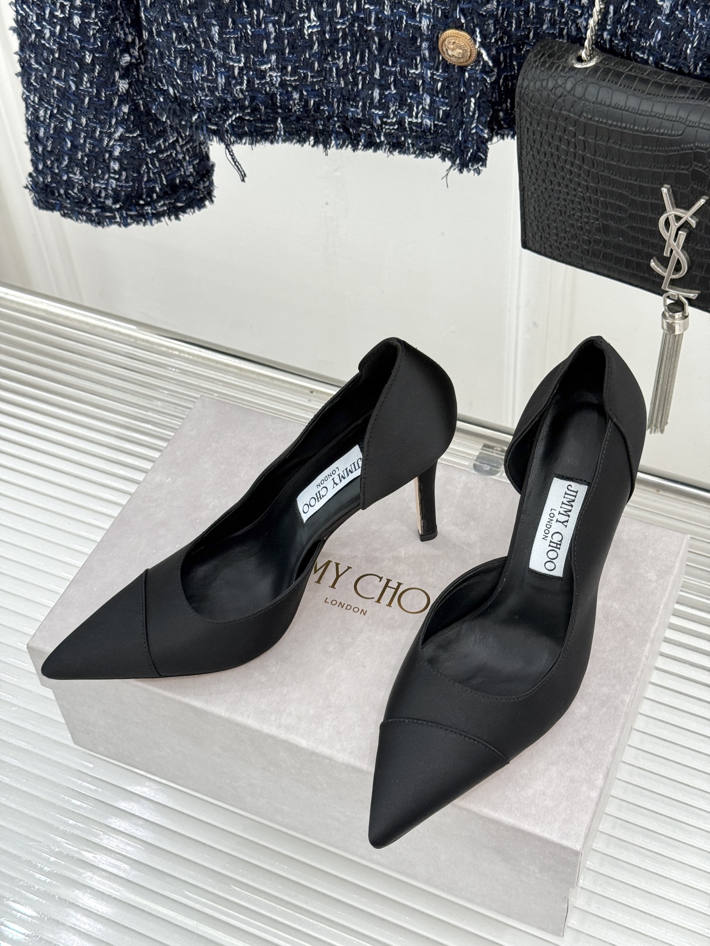 Jimmy Choo/吉米周26WF新品 真丝尖头侧空细跟高跟鞋 真丝缎面泛着柔润微光 尖头剪裁利落显腿长 侧空露肤衬得
